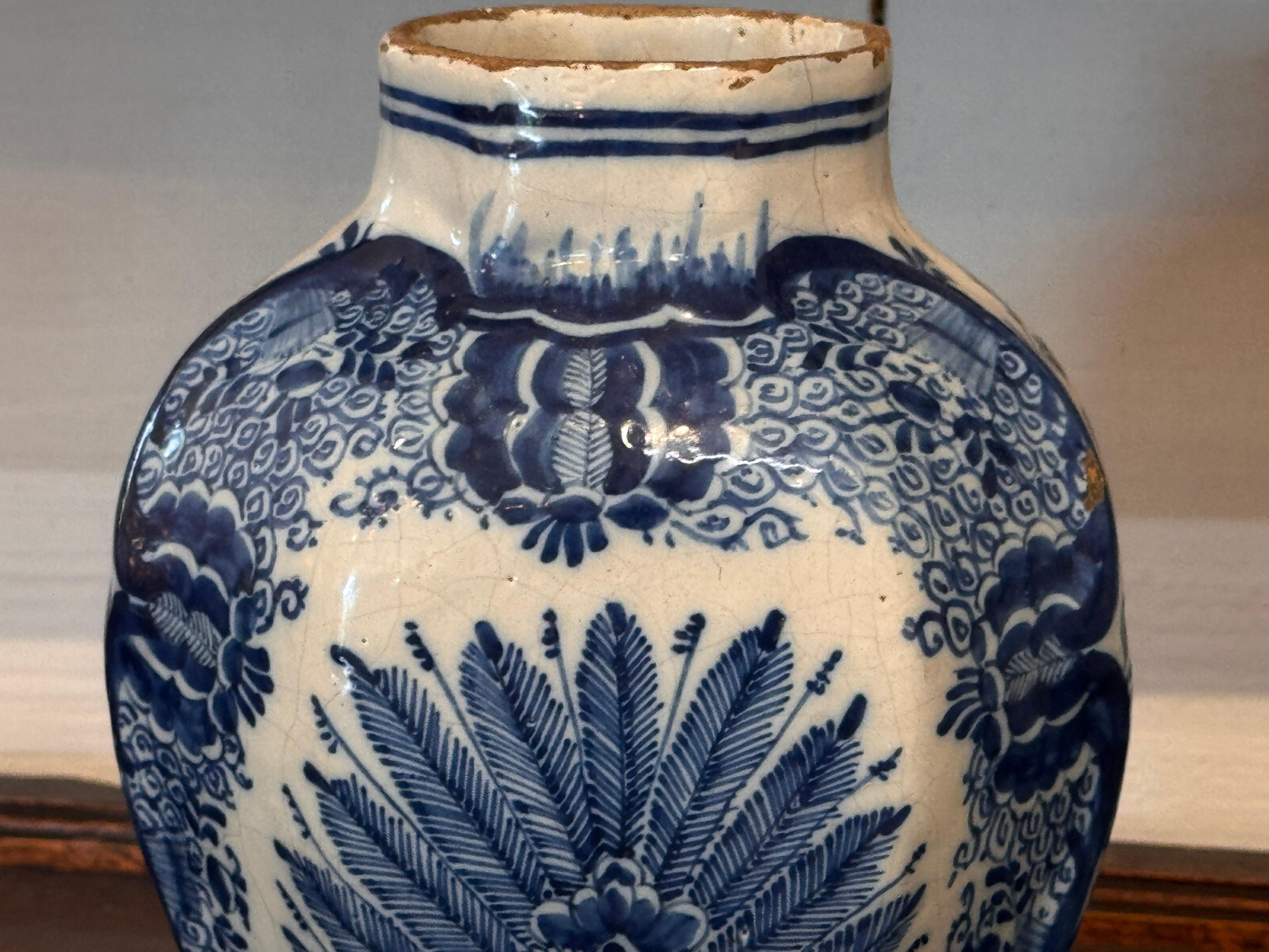XVIIIe siècle et antérieur Paire de vases hollandais Delft bleu et blanc à décor floral en vente