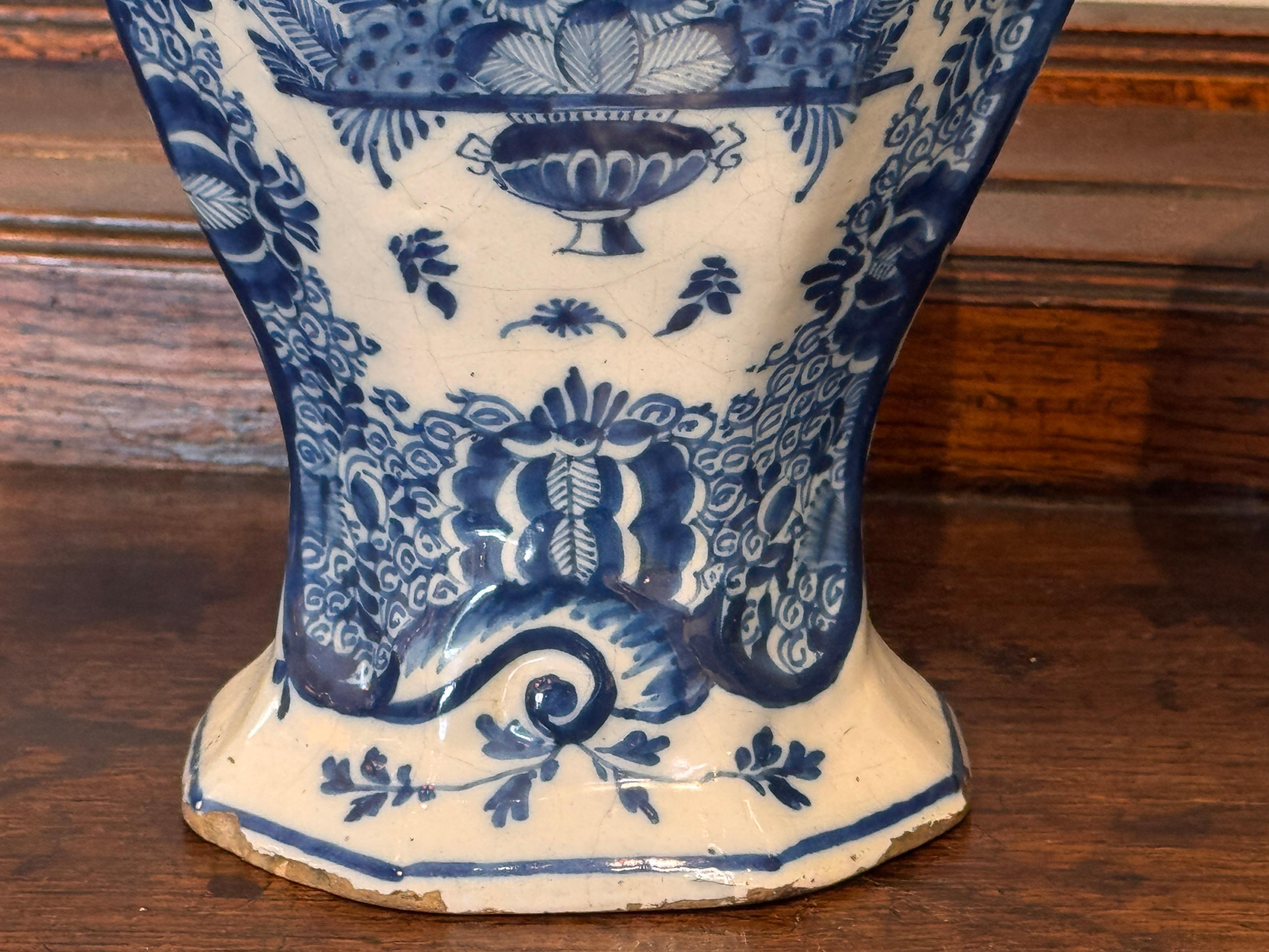 Faïence de Delft Paire de vases hollandais Delft bleu et blanc à décor floral en vente