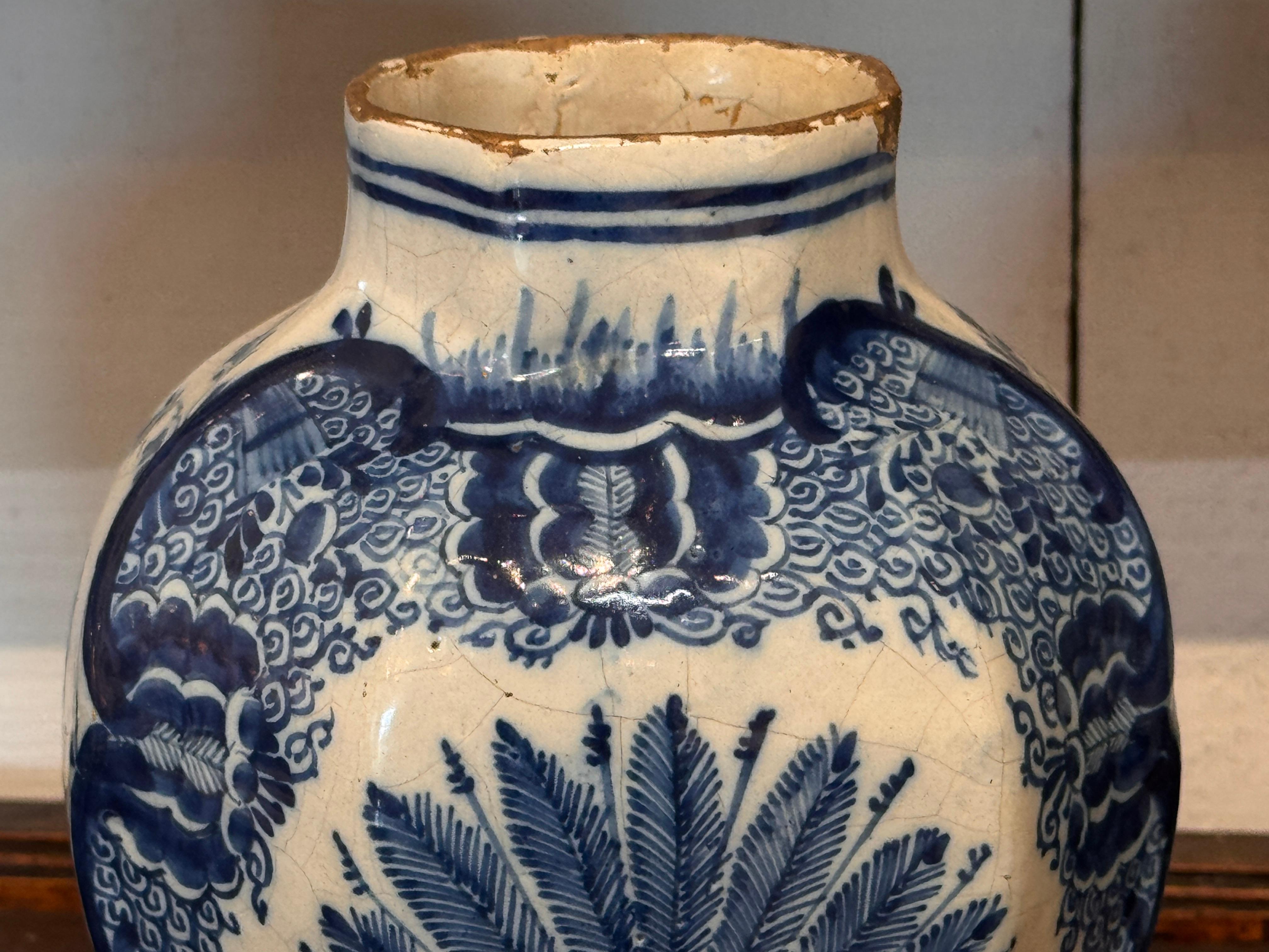 Paire de vases hollandais Delft bleu et blanc à décor floral en vente 1