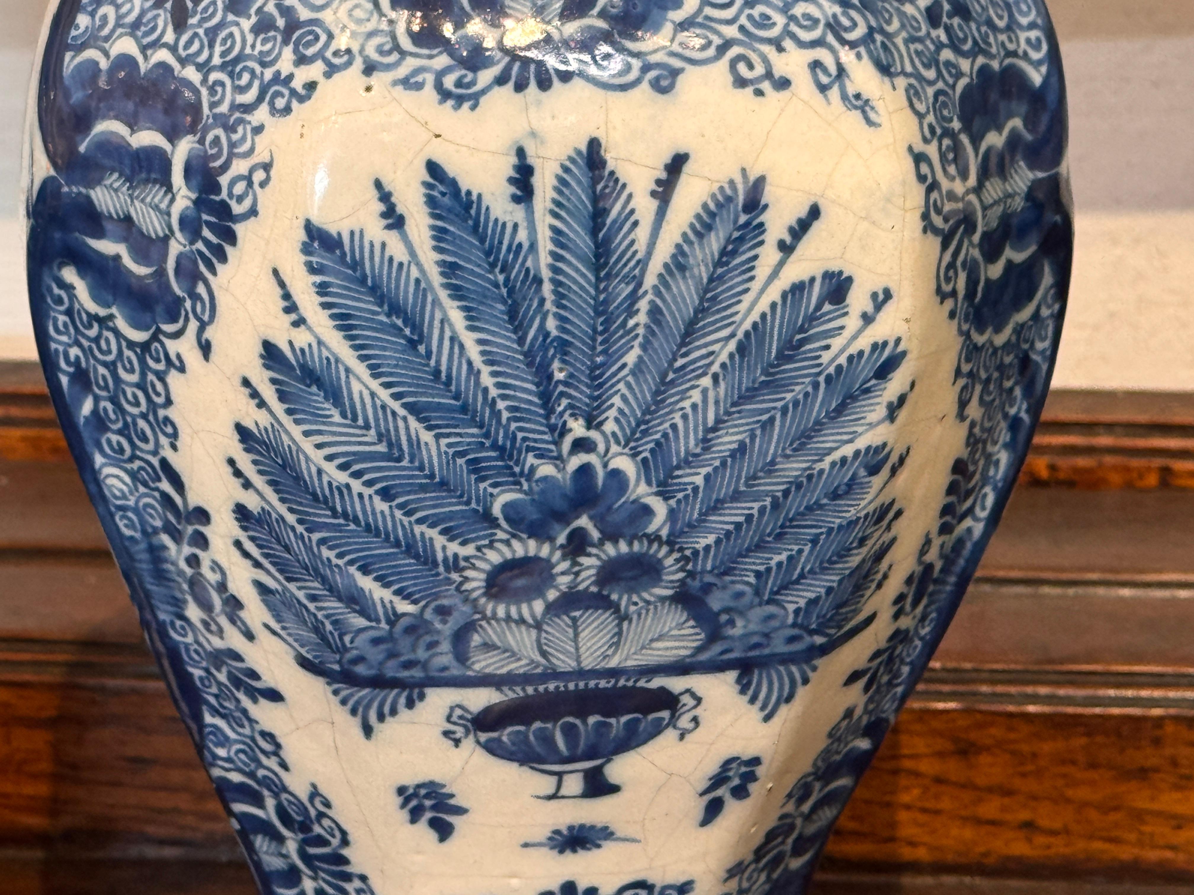 Paire de vases hollandais Delft bleu et blanc à décor floral en vente 2