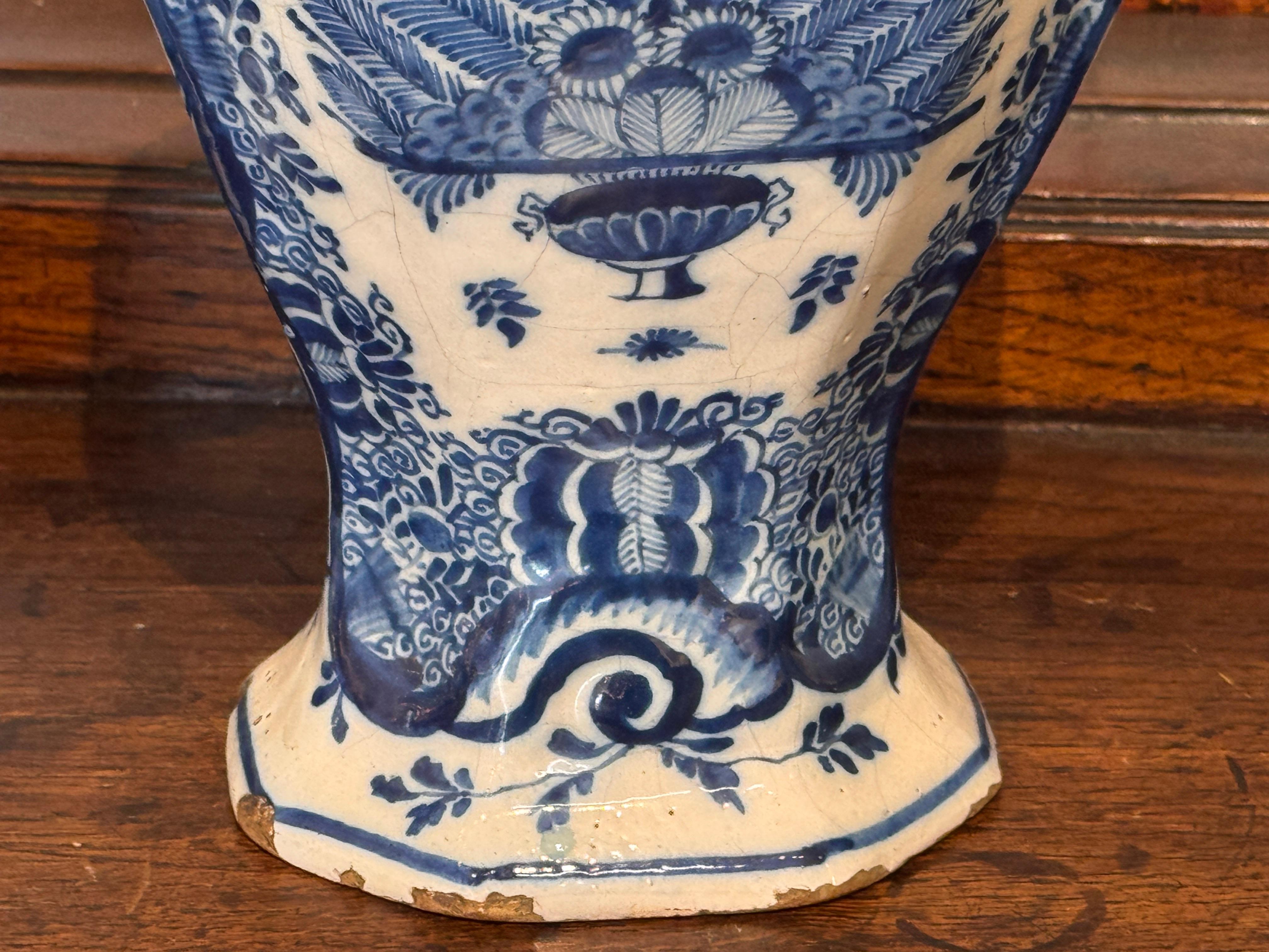 Paire de vases hollandais Delft bleu et blanc à décor floral en vente 3