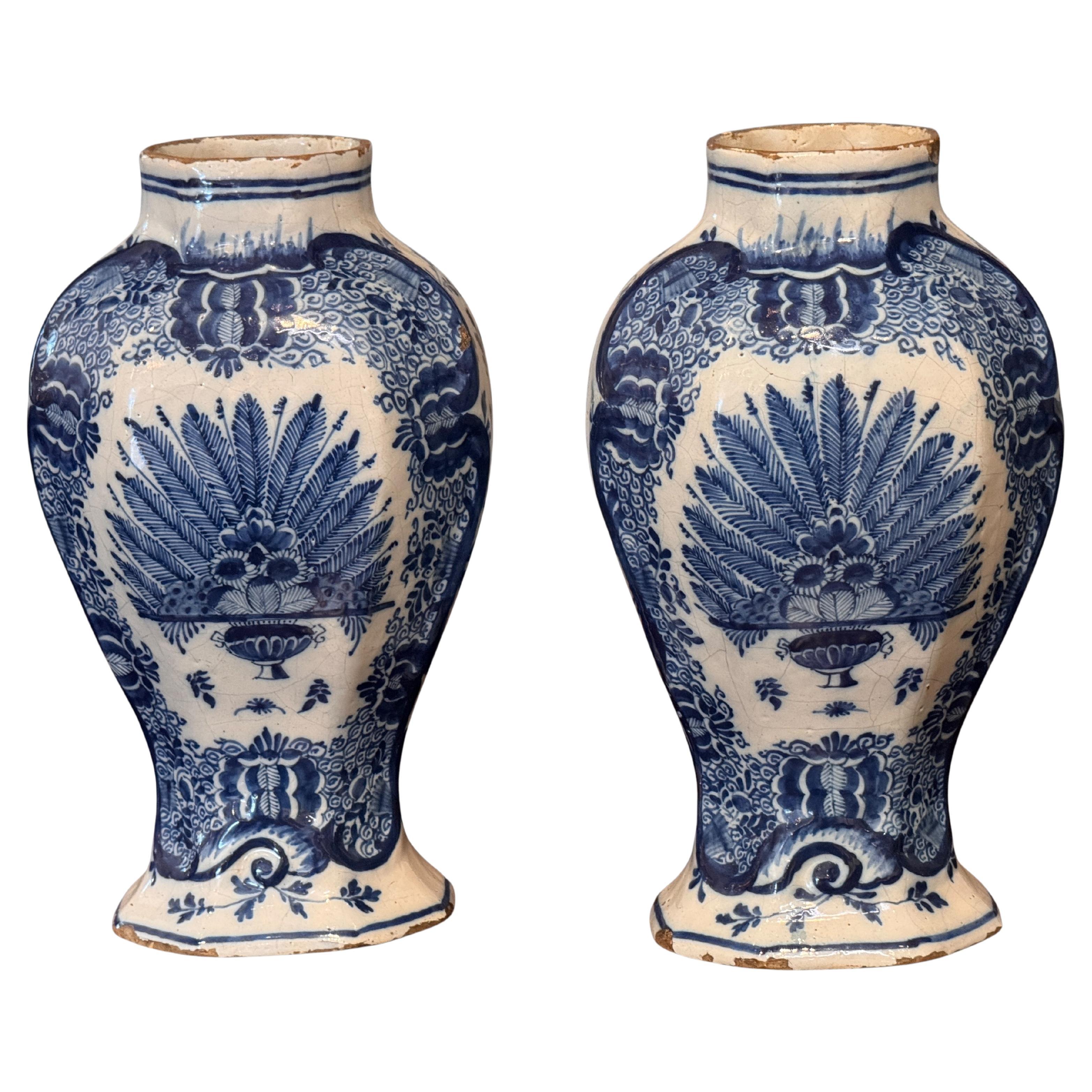 Paire de vases hollandais Delft bleu et blanc à décor floral en vente