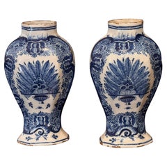 Paire de vases hollandais Delft bleu et blanc à décor floral