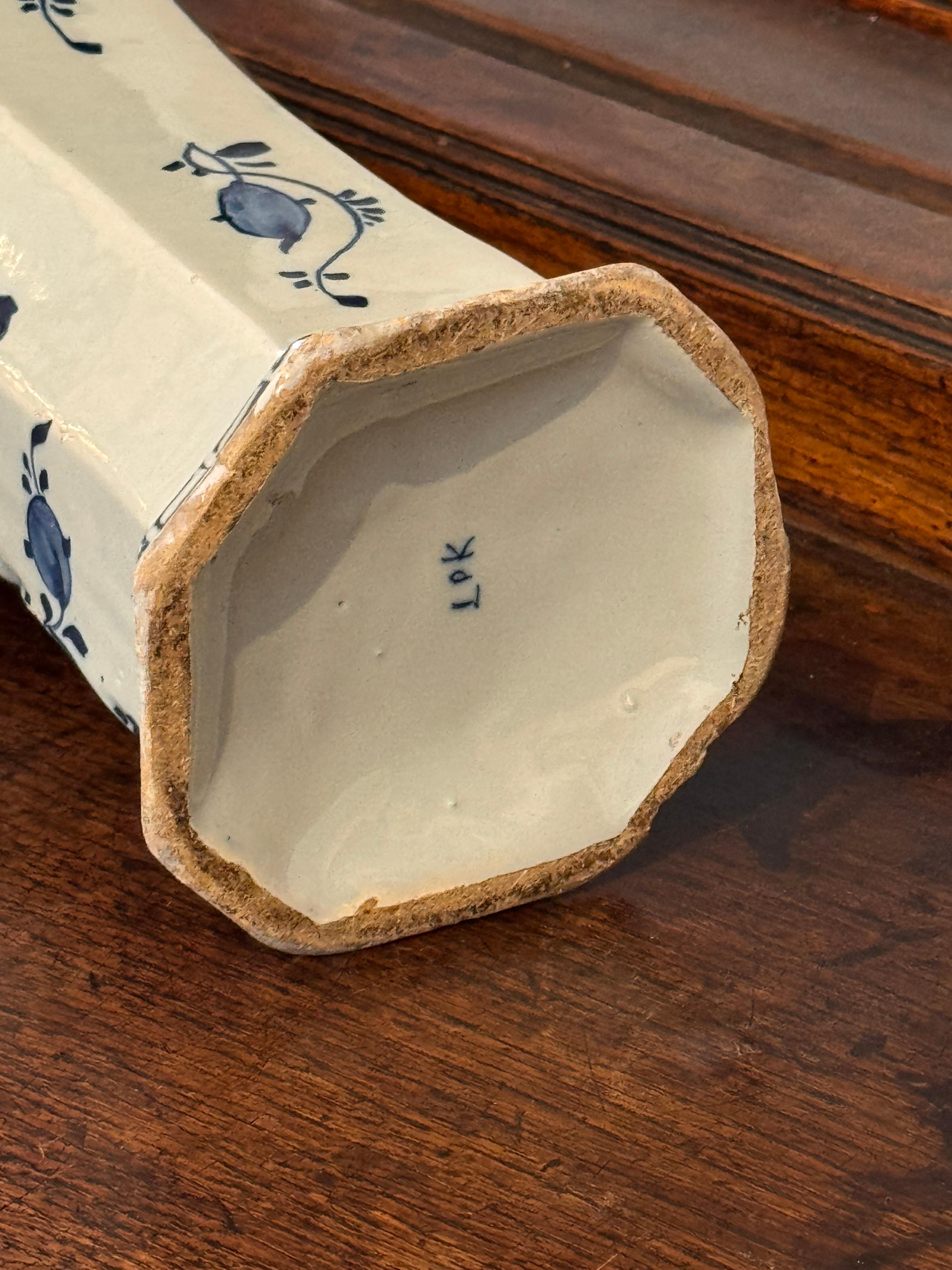 Paire de vases hollandais en bleu et blanc de Delft avec scènes de moulins à vent en vente 4
