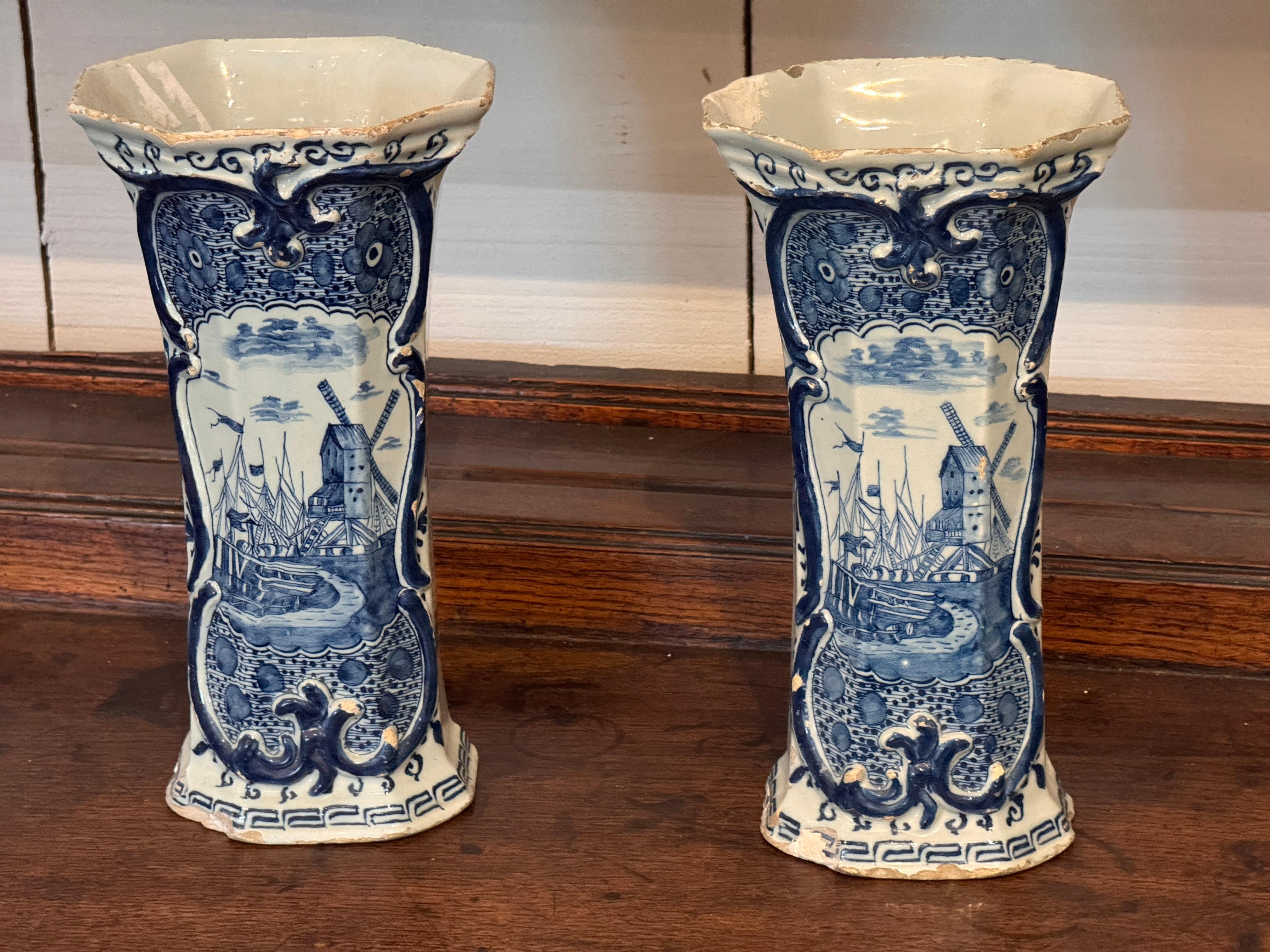 Néerlandais Paire de vases hollandais en bleu et blanc de Delft avec scènes de moulins à vent en vente