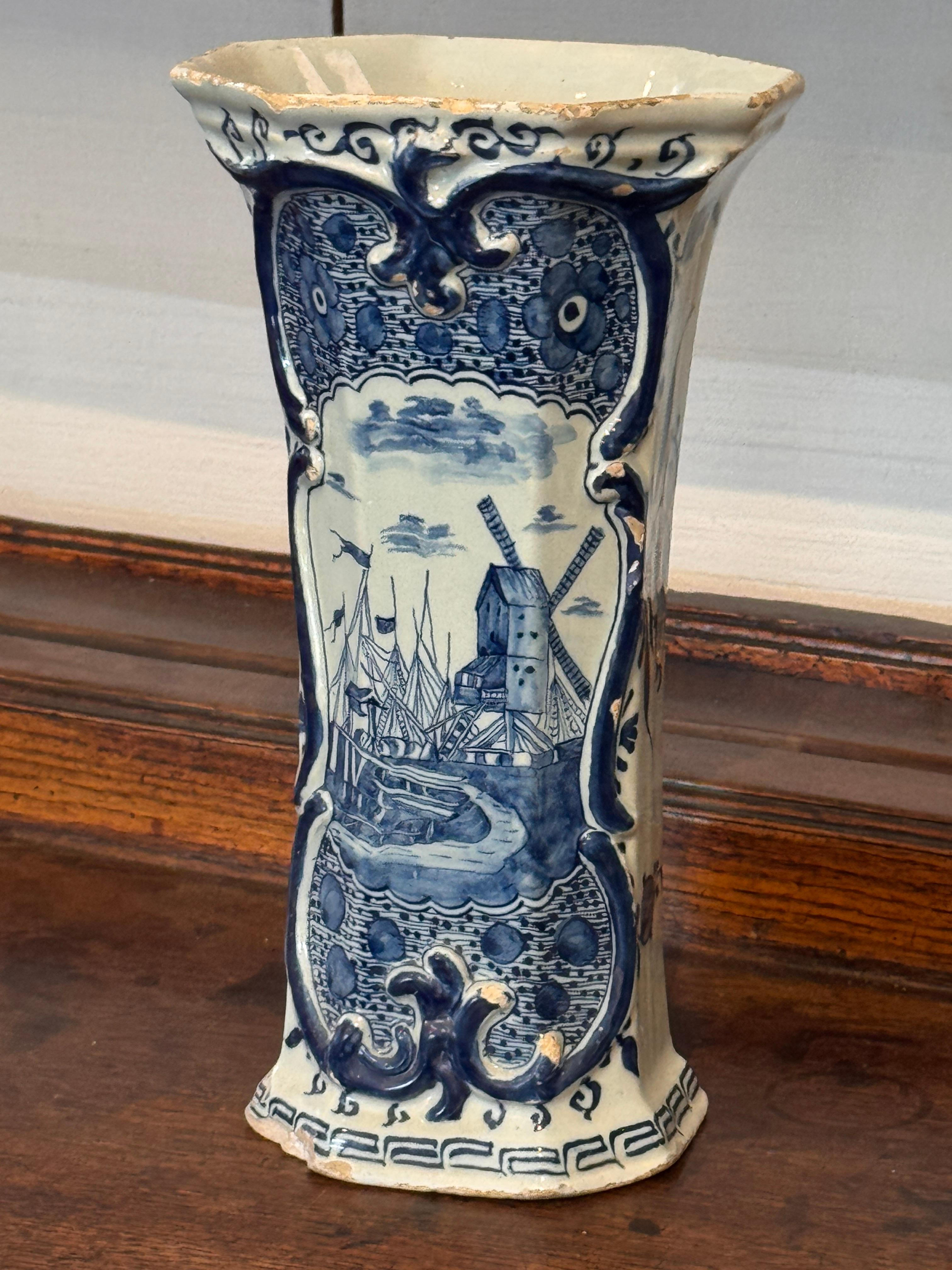 Paire de vases hollandais en bleu et blanc de Delft avec scènes de moulins à vent Bon état - En vente à Charlottesville, VA