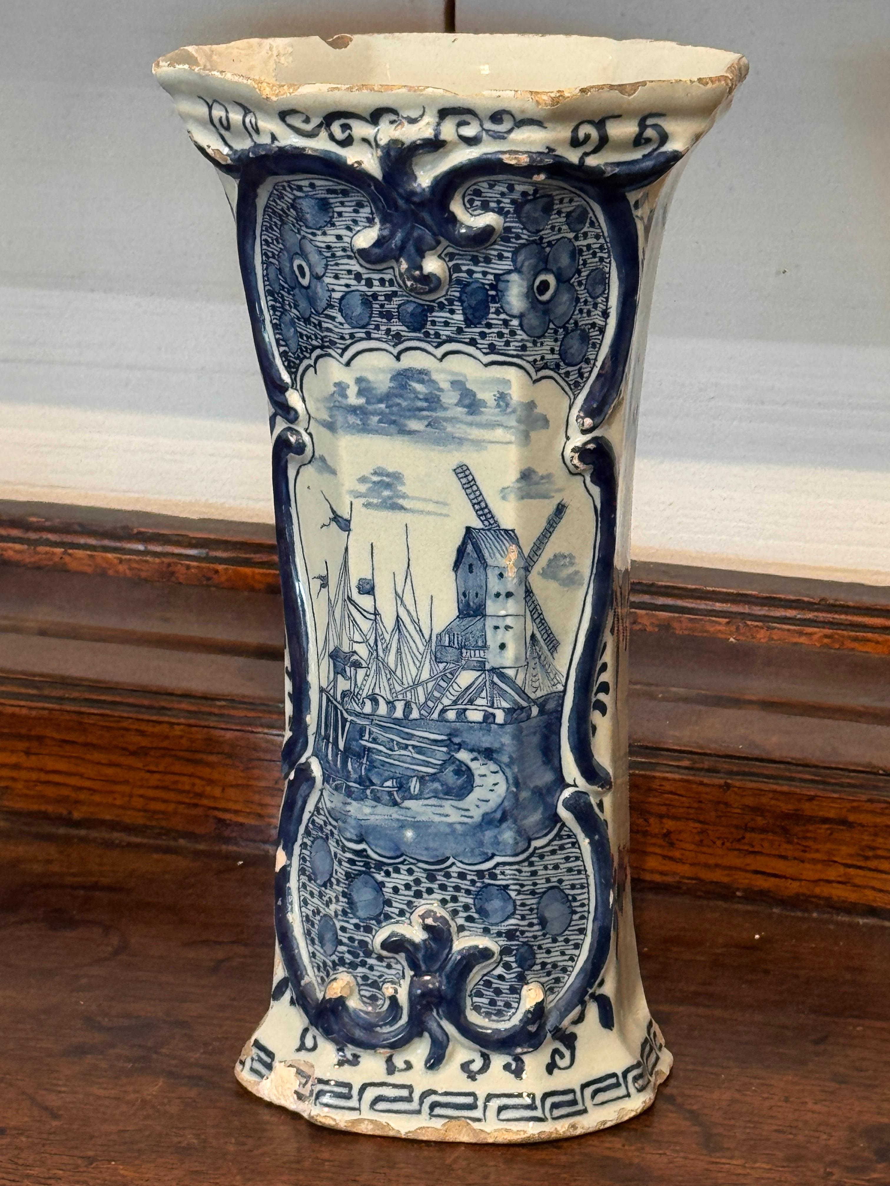 XVIIIe siècle et antérieur Paire de vases hollandais en bleu et blanc de Delft avec scènes de moulins à vent en vente
