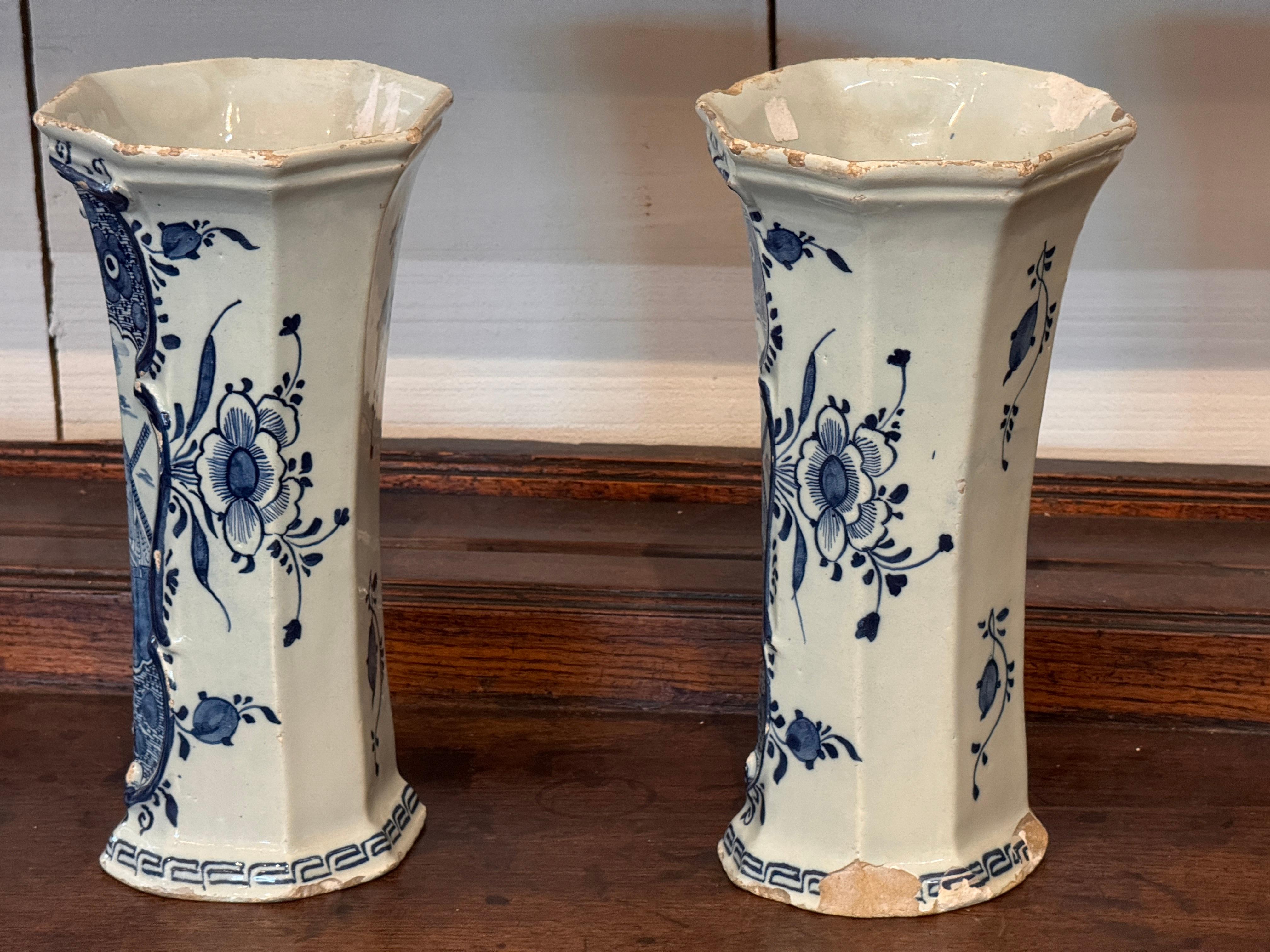 Faïence de Delft Paire de vases hollandais en bleu et blanc de Delft avec scènes de moulins à vent en vente