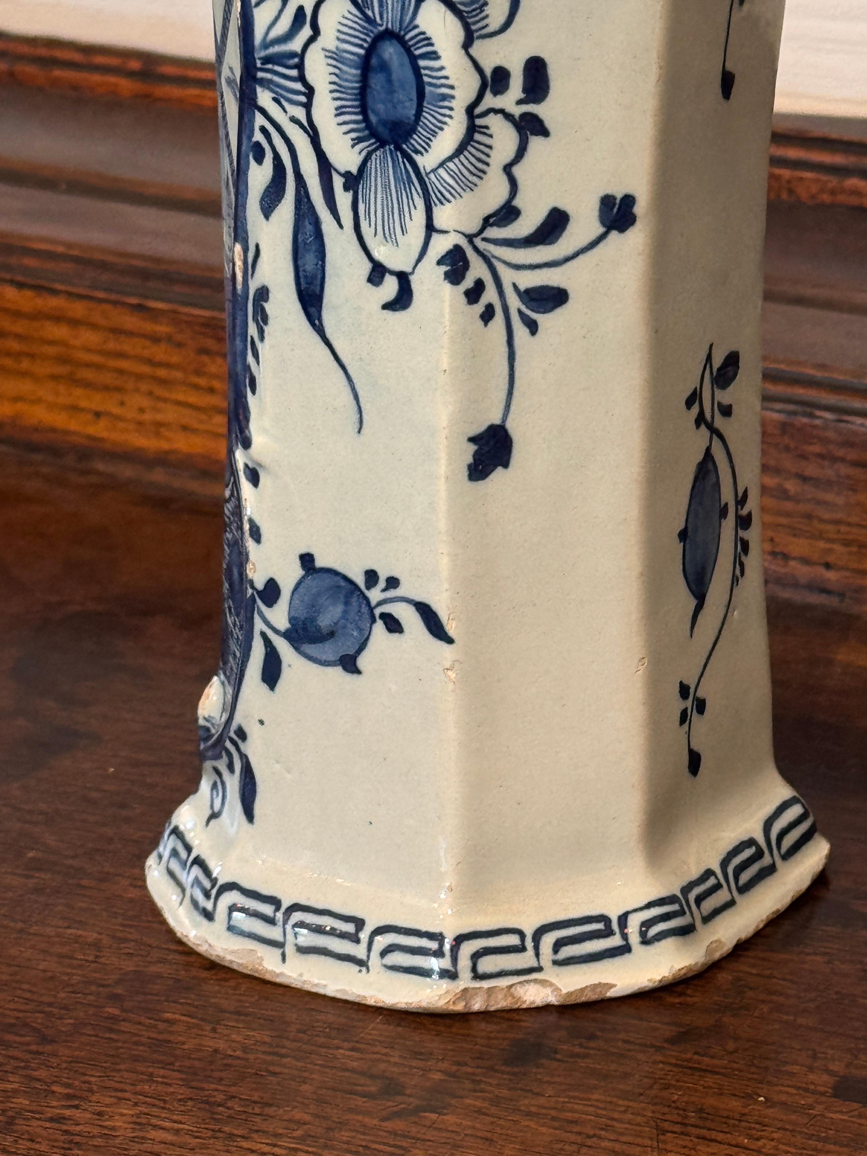 Paire de vases hollandais en bleu et blanc de Delft avec scènes de moulins à vent en vente 1