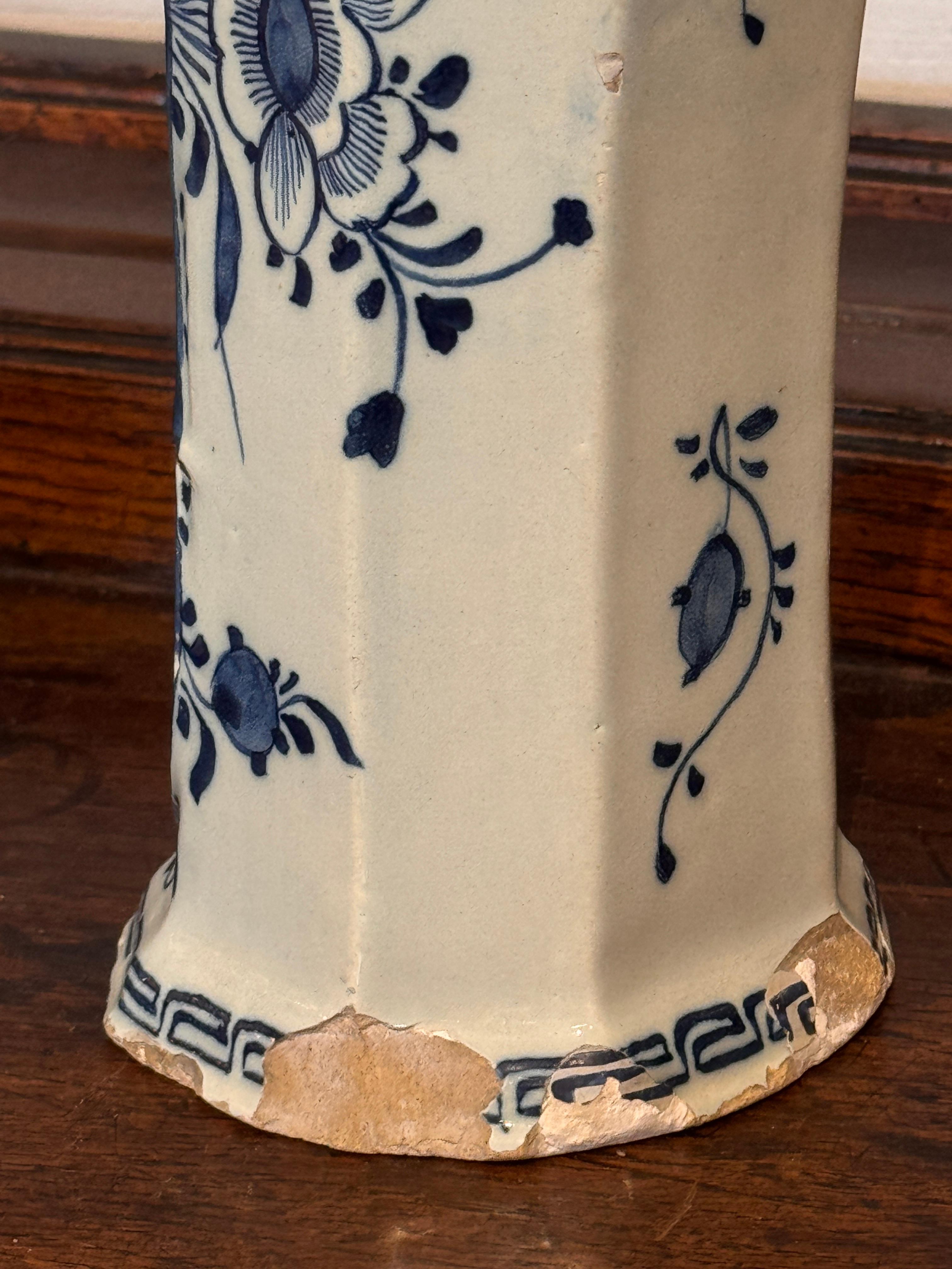 Paire de vases hollandais en bleu et blanc de Delft avec scènes de moulins à vent en vente 2