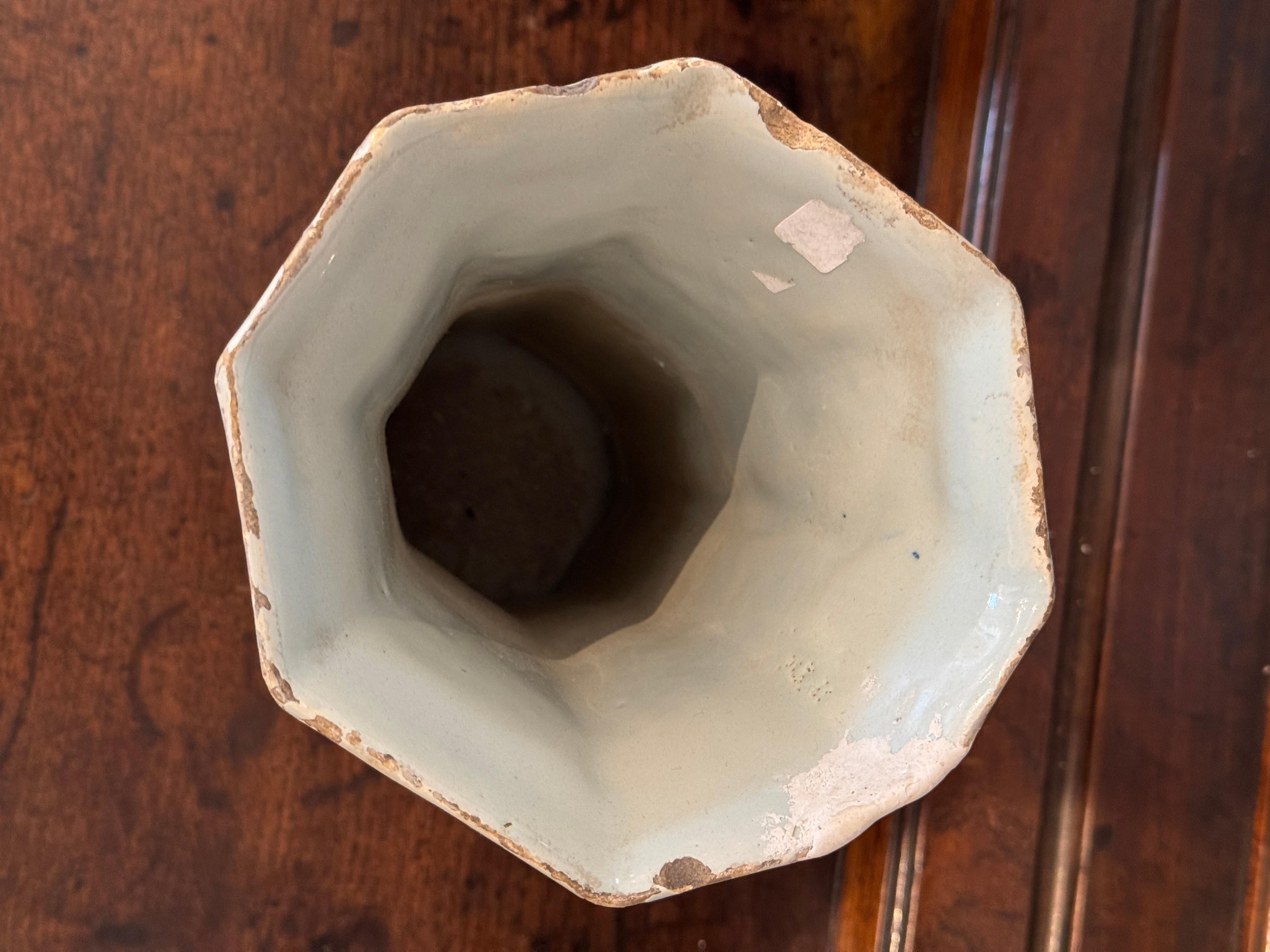Paire de vases hollandais en bleu et blanc de Delft avec scènes de moulins à vent en vente 3