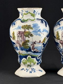 Par de jarrones holandeses de loza de Delft con escenas pastorales pintadas a mano - 7,8 pulgadas