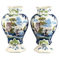 Par de jarrones holandeses de loza de Delft con escenas pastorales pintadas a mano - 7,8 pulgadas