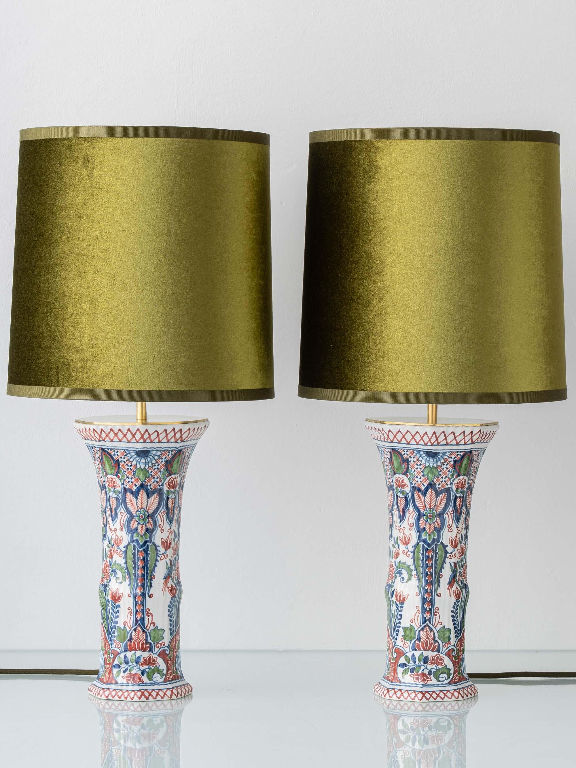 Pair of Dutch Delft Makkum Ceramic Table Lamps, New Olive Green Velvet Shades Holandés en venta