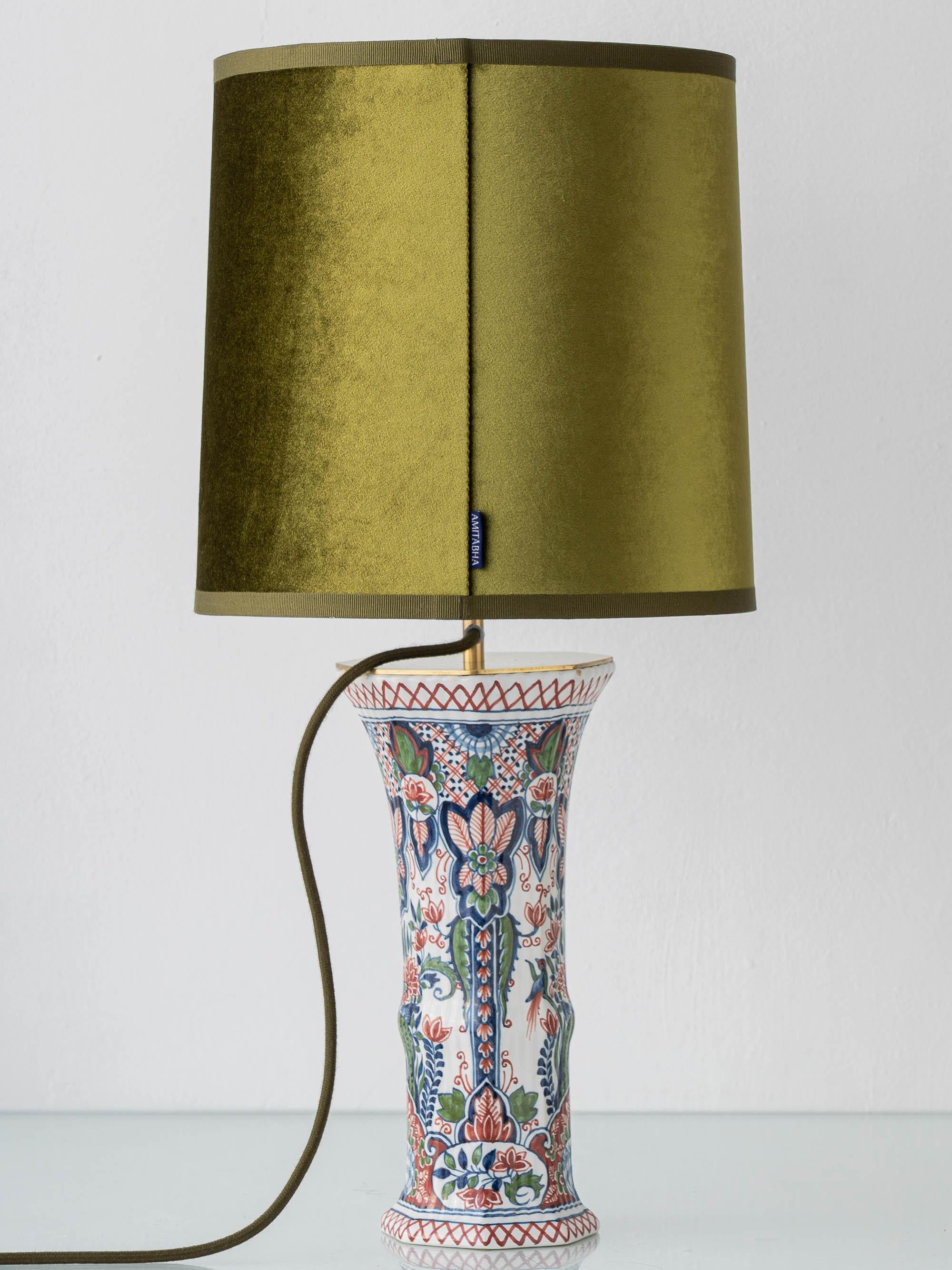 Pair of Dutch Delft Makkum Ceramic Table Lamps, New Olive Green Velvet Shades en Bueno estado para la venta en AMSTERDAM, NL