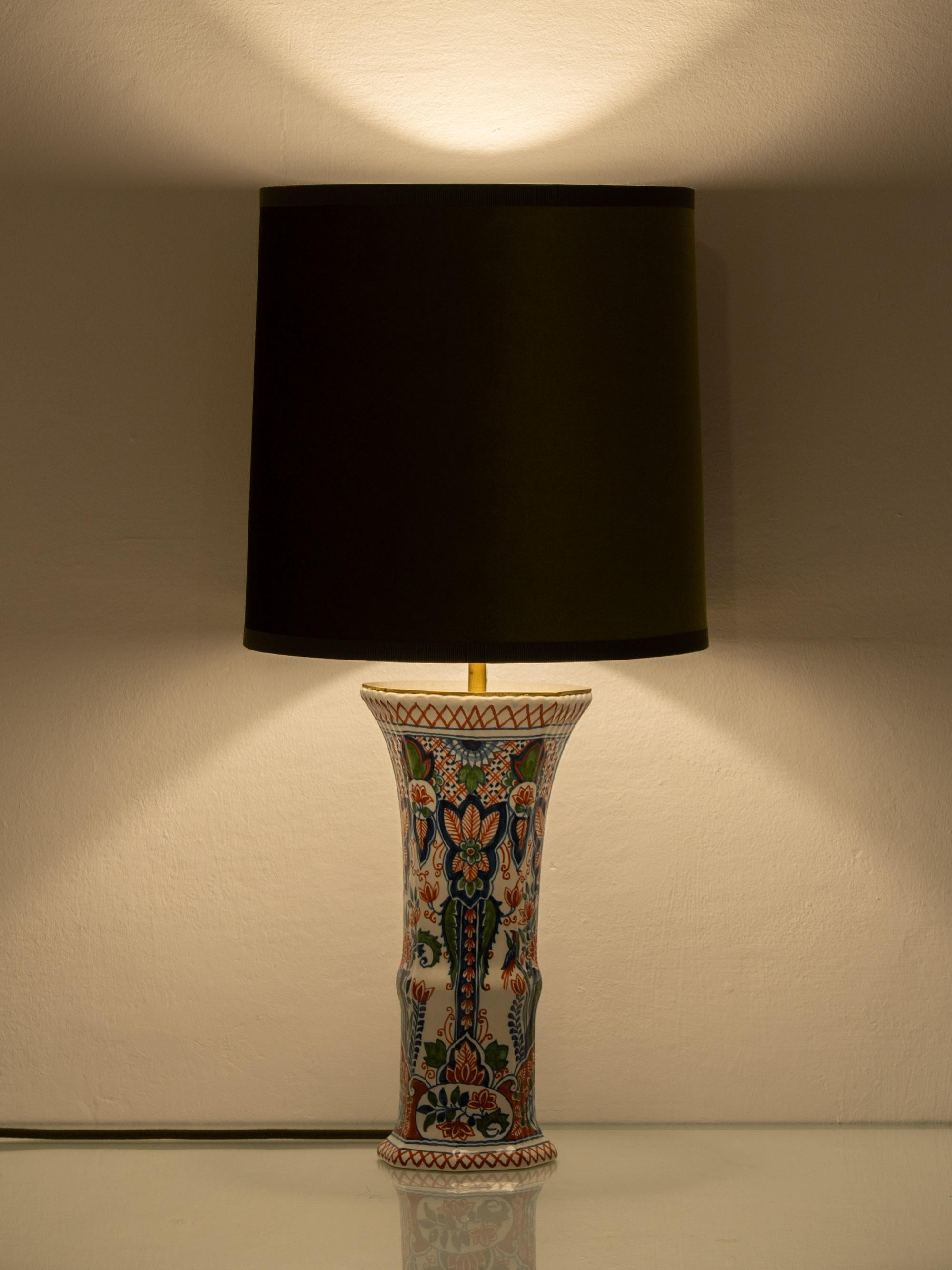 Pair of Dutch Delft Makkum Ceramic Table Lamps, New Olive Green Velvet Shades siglo XX en venta
