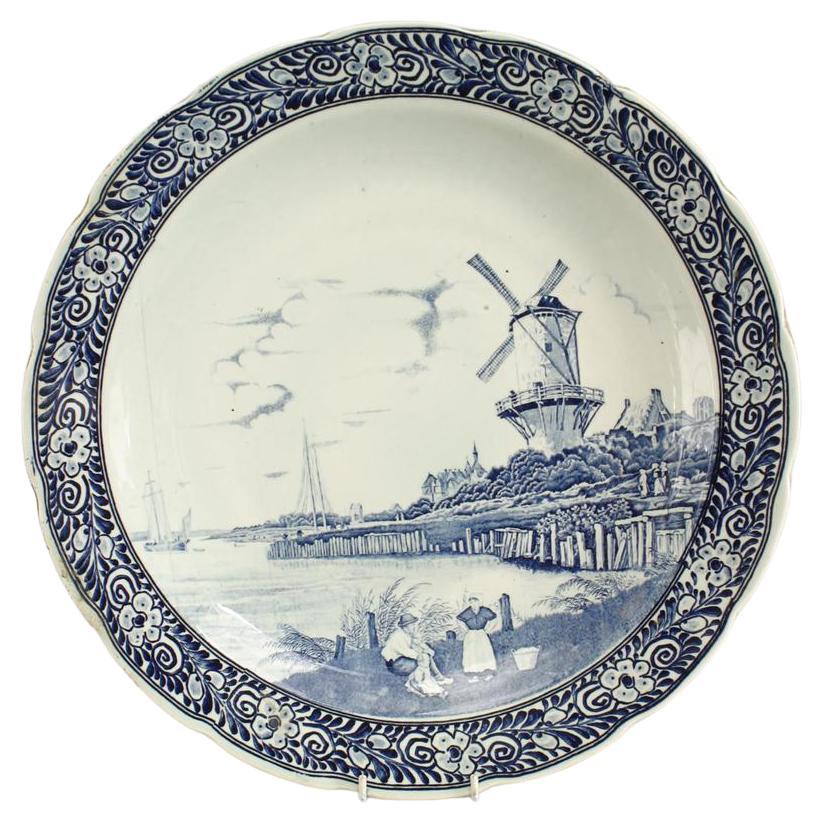 Paire de plaques murales hollandaises en porcelaine de Delft représentant des paysages en vente