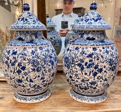 Paire de pots à couvercle de style Delft néerlandais