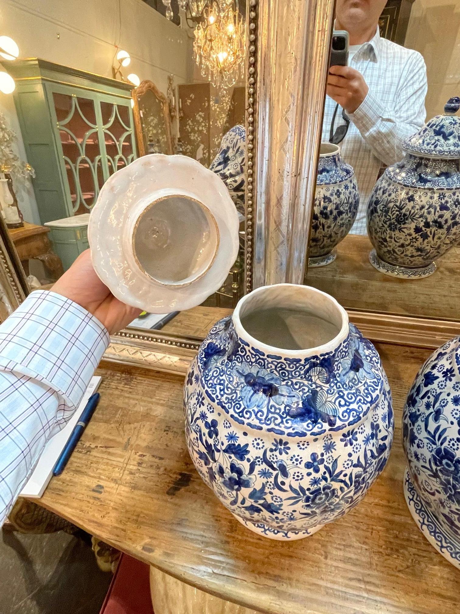 Porcellana Coppia di vasi coperti in stile Delft olandese in vendita