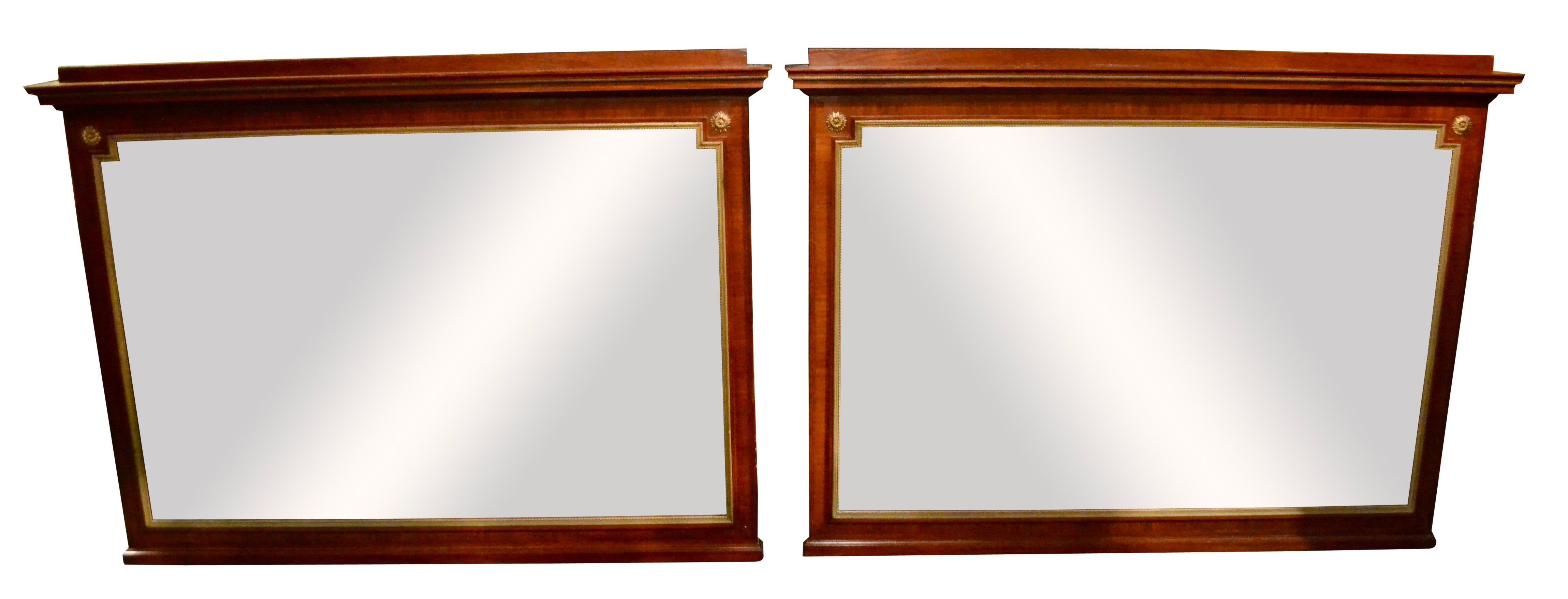 Une belle paire de miroirs rectangulaires de style Empire relativement grands ; les cadres ont une moulure en bronze doré autour du verre, et des rosettes dorées sur les deux côtés supérieurs ; les miroirs sont biseautés sur tous les côtés ; il y a