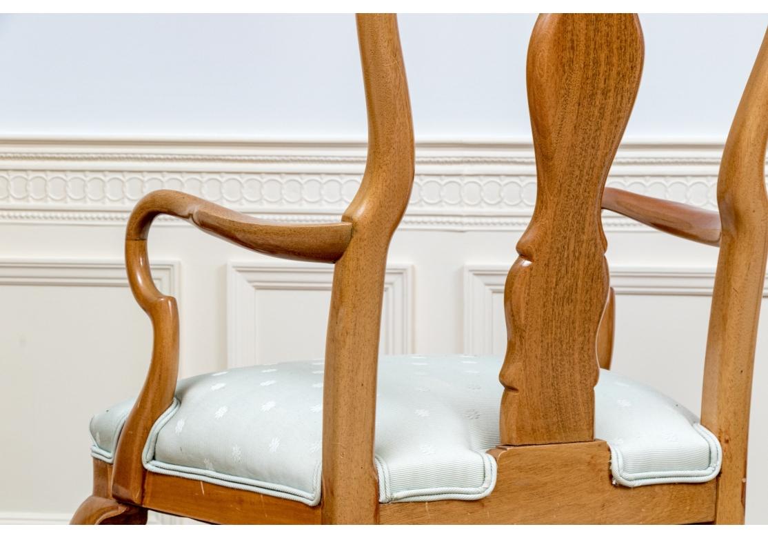 Su gambe anteriori a cabriola con cuscini di seduta imbottiti a cuspide. Schienale intarsiato in intarsio con eleganti braccioli storti.

Dimensioni: 40,75