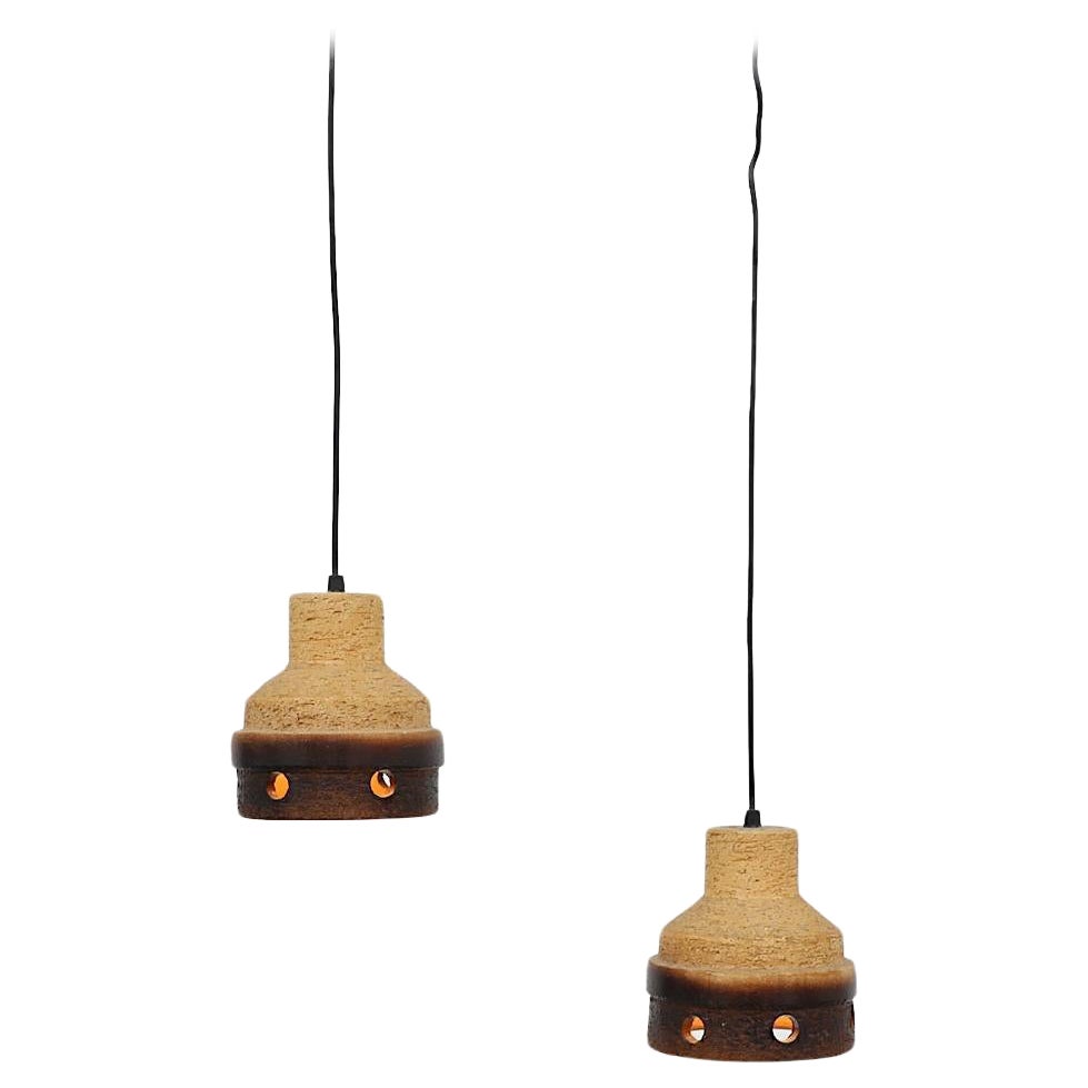 Paire de lampes suspendues hollandaises du milieu du siècle dernier en céramique bicolore avec découpes