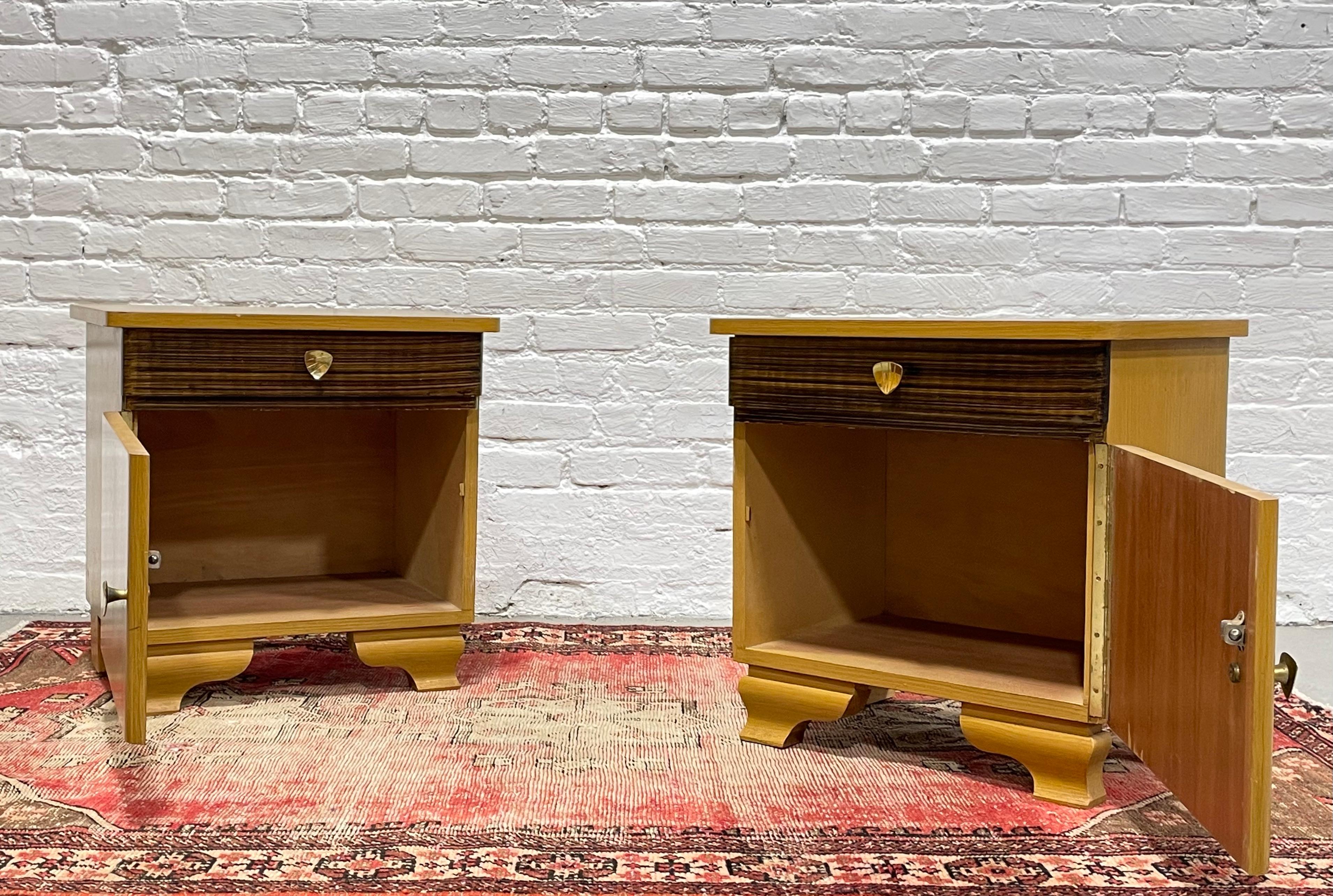 Paar DUTCH MODERN NIGHTSTANDS / Art Deco, ca. 1950er Jahre im Zustand „Gut“ im Angebot in Weehawken, NJ