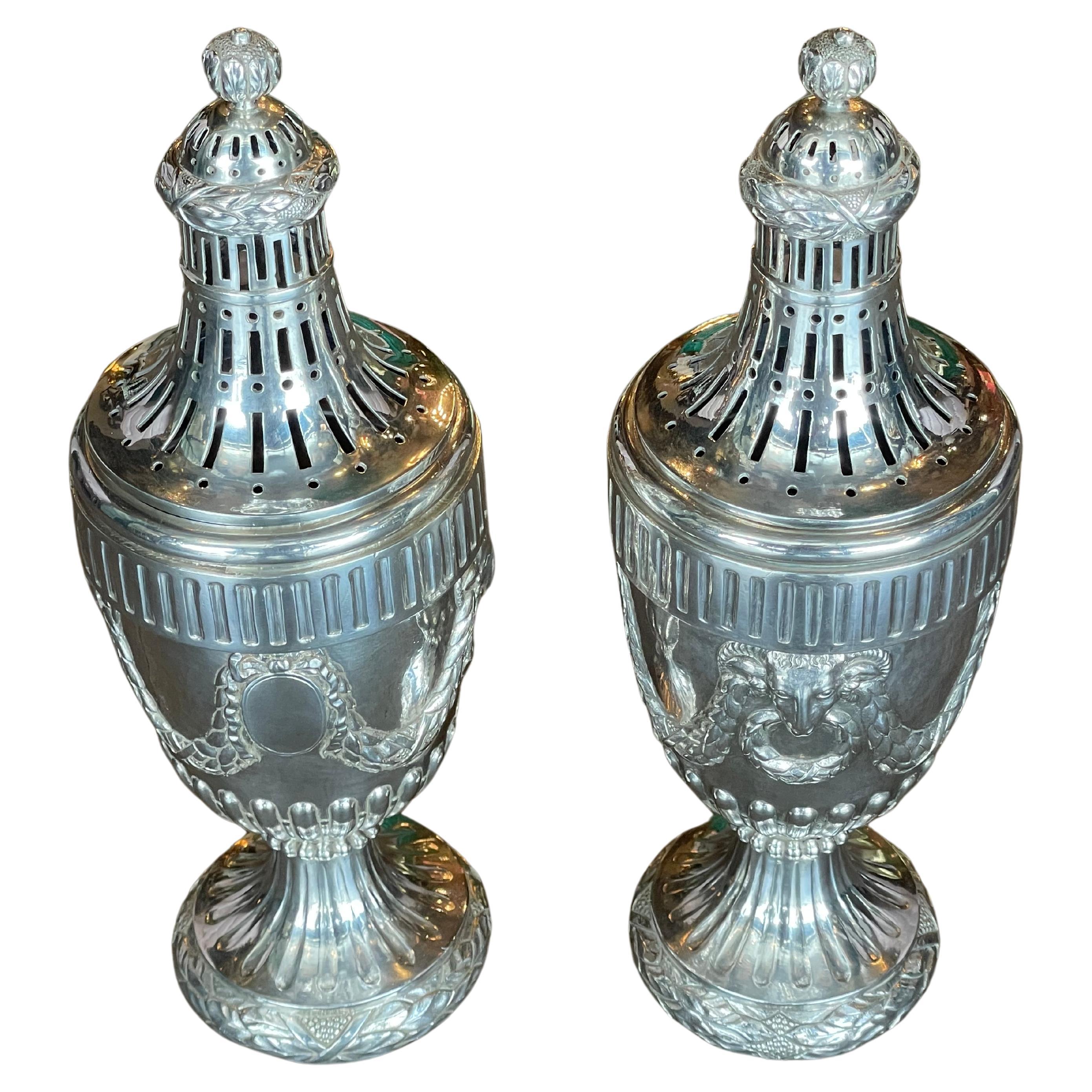 Ein Paar niederländischer neoklassizistischer silberner Potpourri-Urnen, Den Haag, Ende 18.
Quellenangabe: Martyn Lawrence Bullard
Gepunztes Sterlingsilber