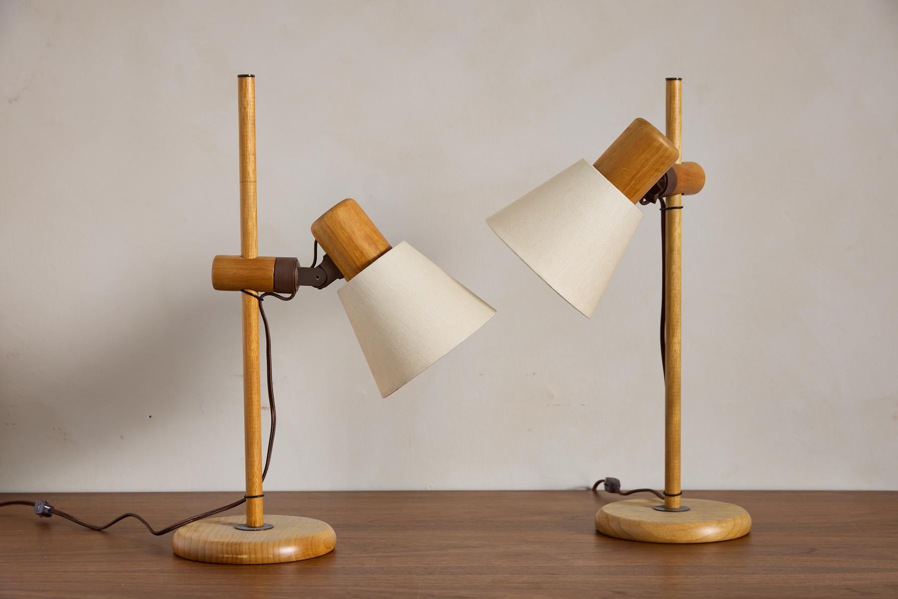 Néerlandais Paire de lampes de table réglables en pin hollandais en vente