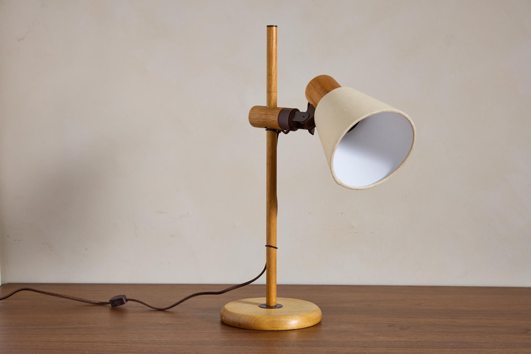Paire de lampes de table réglables en pin hollandais Bon état - En vente à Beverly Hills, CA
