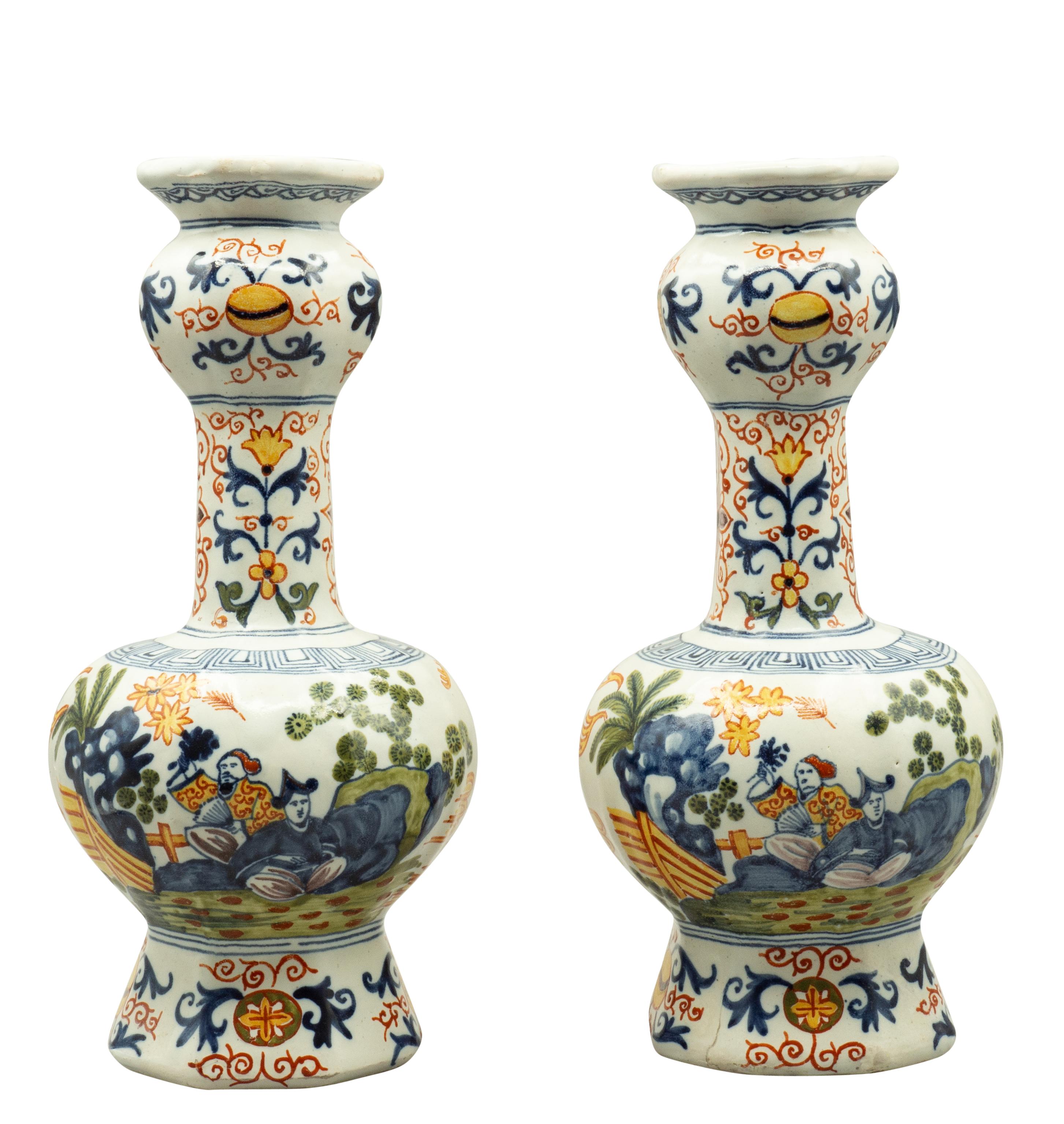 Couleurs polychromes avec des corps globulaires et un col en forme d'ail. Un vase avec restauration.