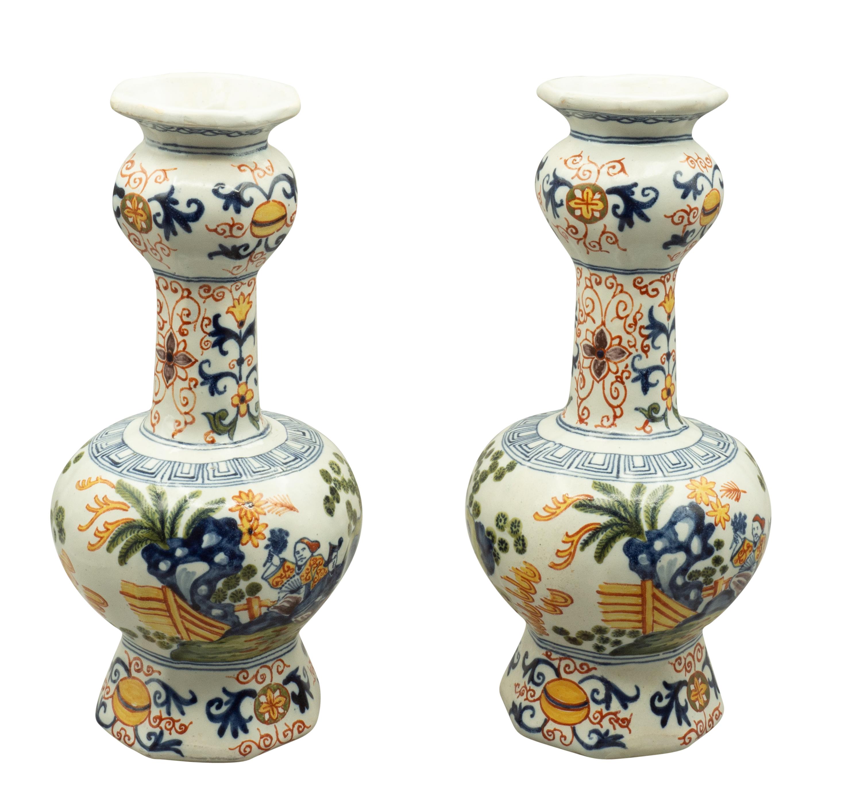 Néerlandais Paire de vases néerlandais polychromes à col bénitier de Delft en vente