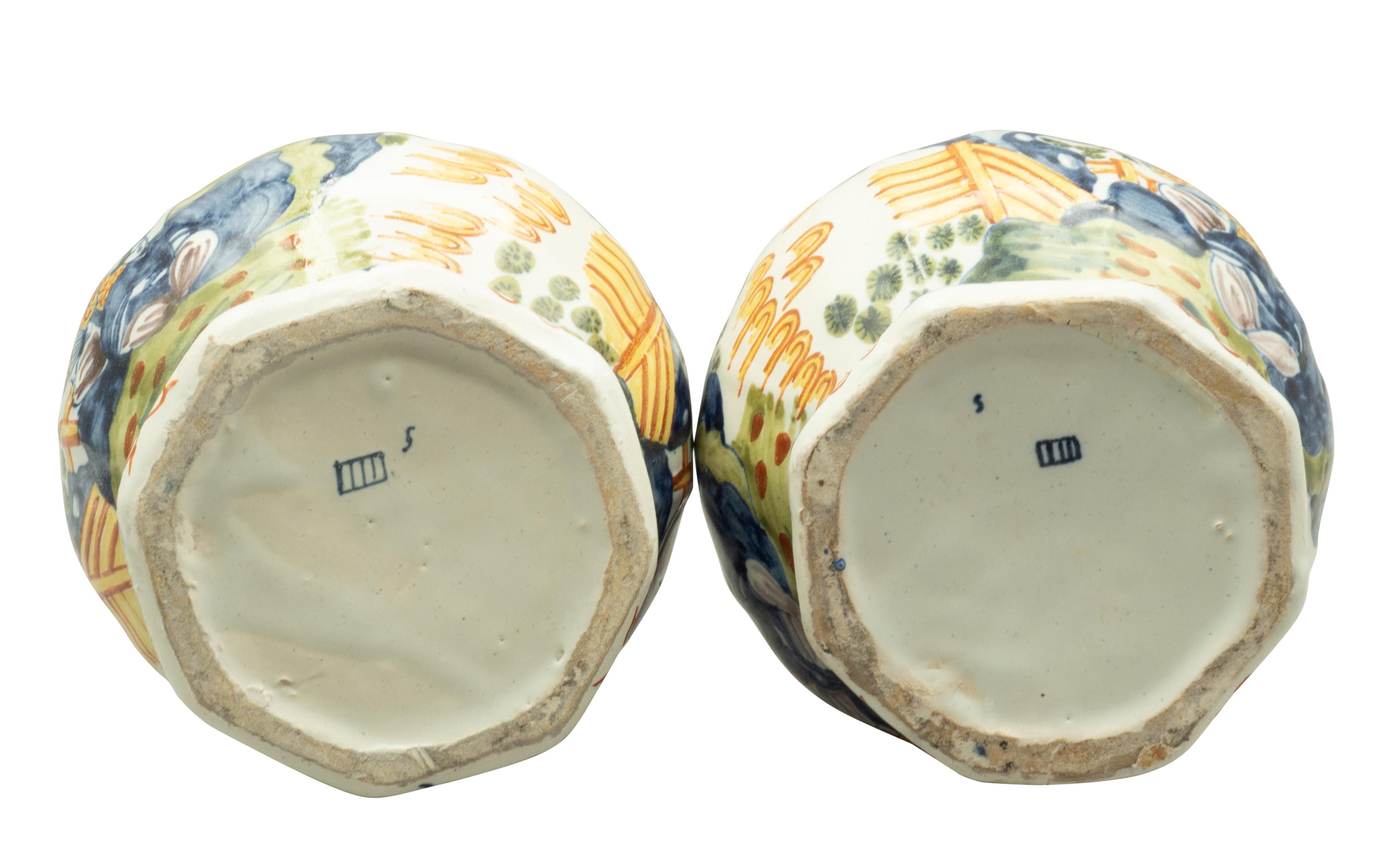 Paire de vases néerlandais polychromes à col bénitier de Delft État moyen - En vente à Essex, MA