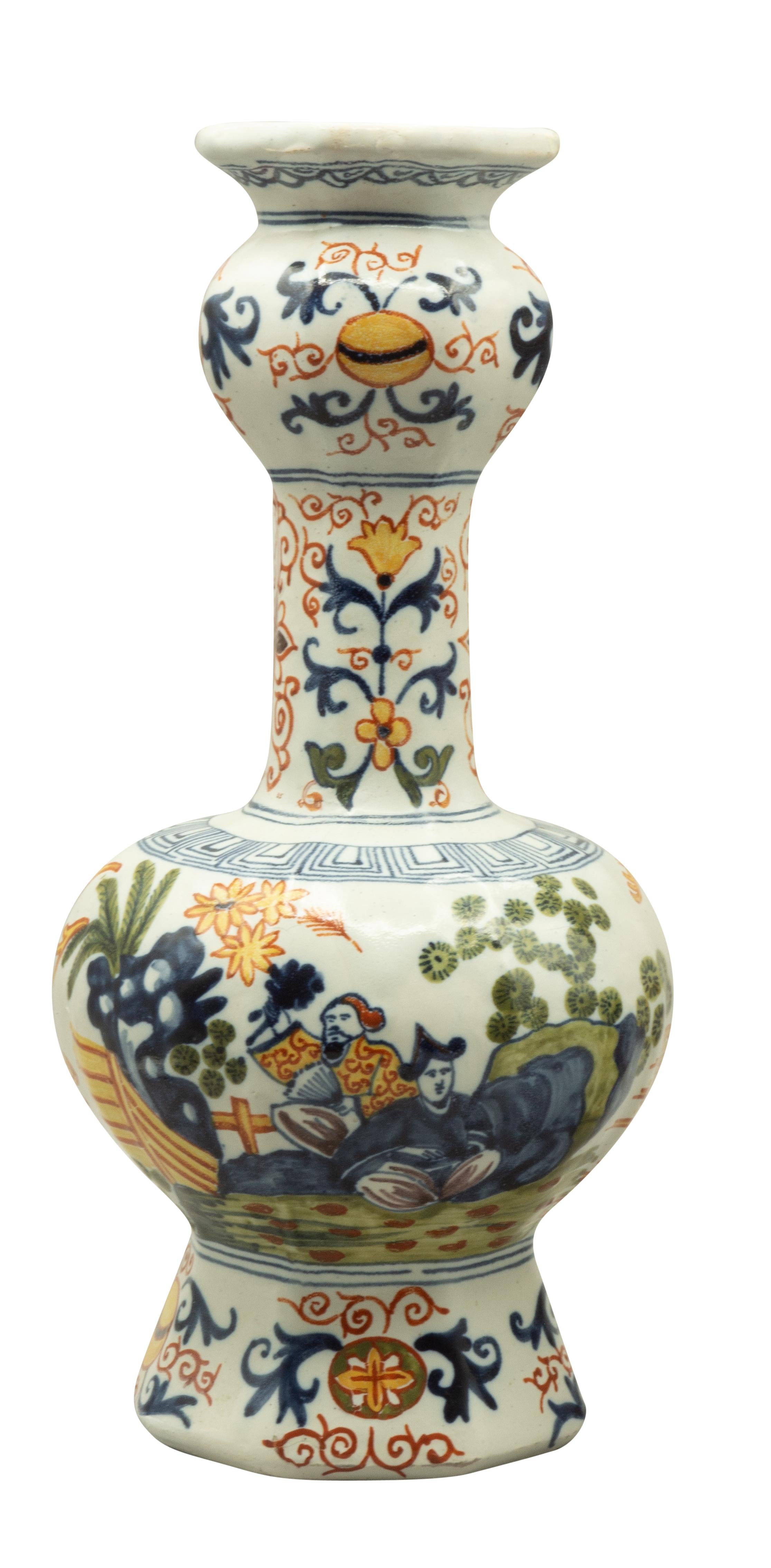 XIXe siècle Paire de vases néerlandais polychromes à col bénitier de Delft en vente