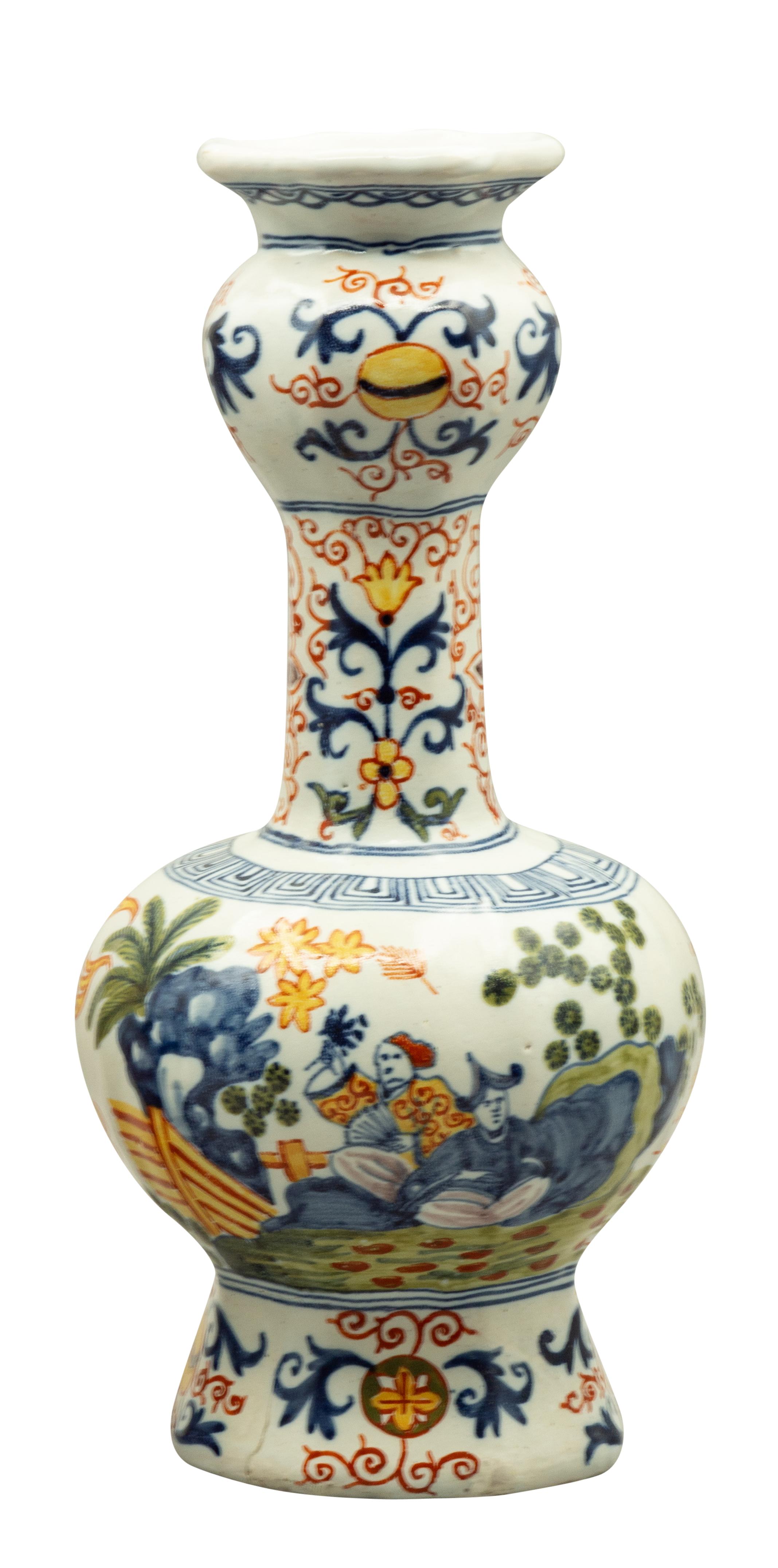 Poteries Paire de vases néerlandais polychromes à col bénitier de Delft en vente