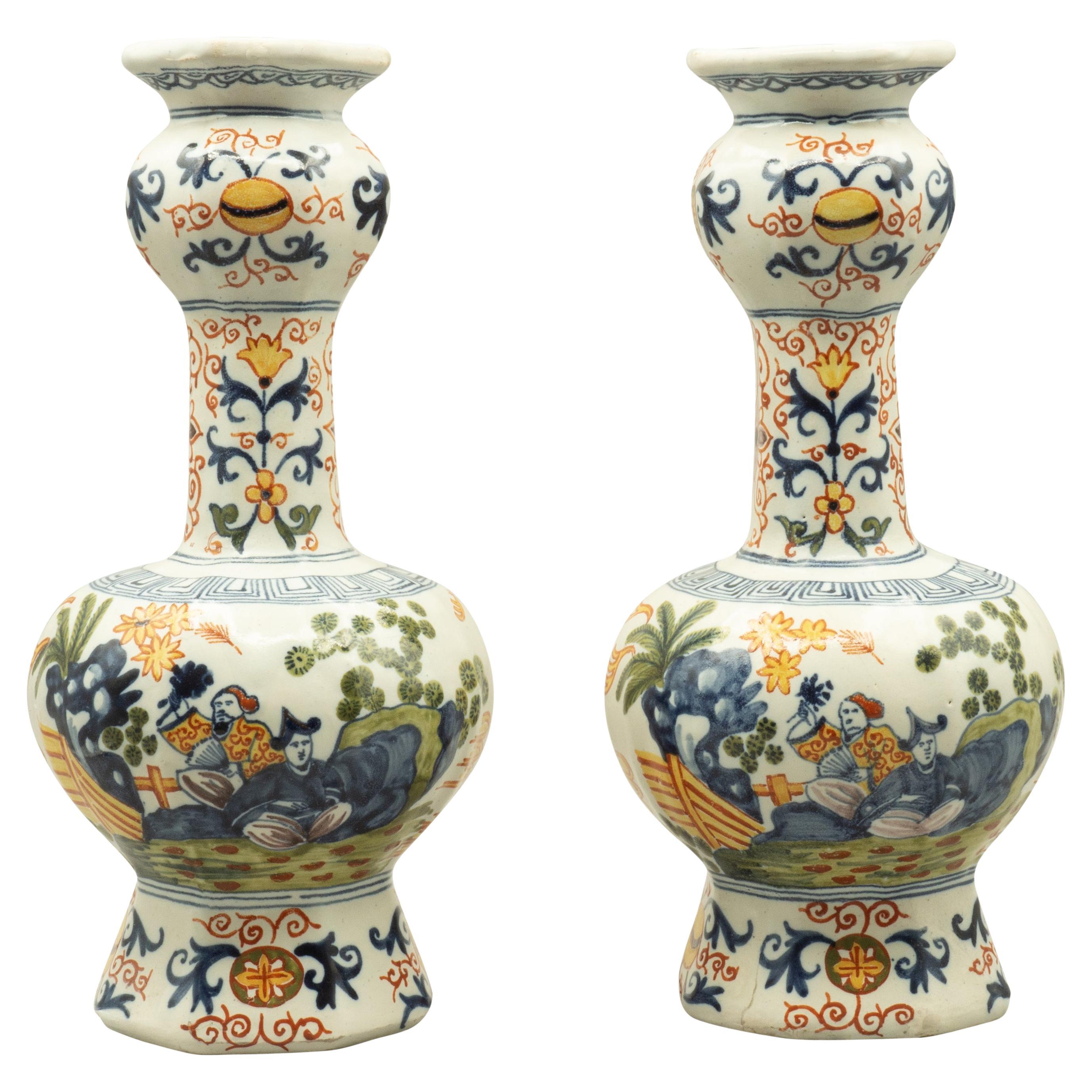 Paire de vases néerlandais polychromes à col bénitier de Delft