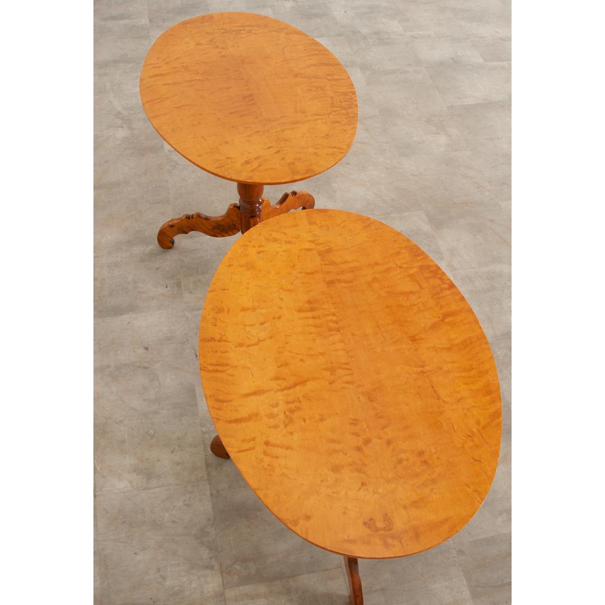 Sculpté Paire de tables ovales en bois de satin néerlandais en vente