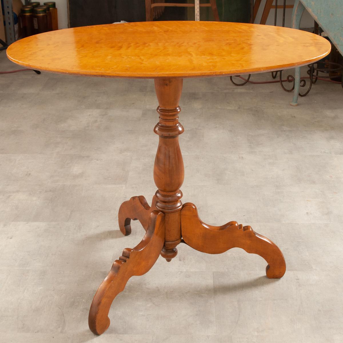 Pair of Dutch Satinwood Oval Tables In Good Condition For Sale In Baton Rouge, LA