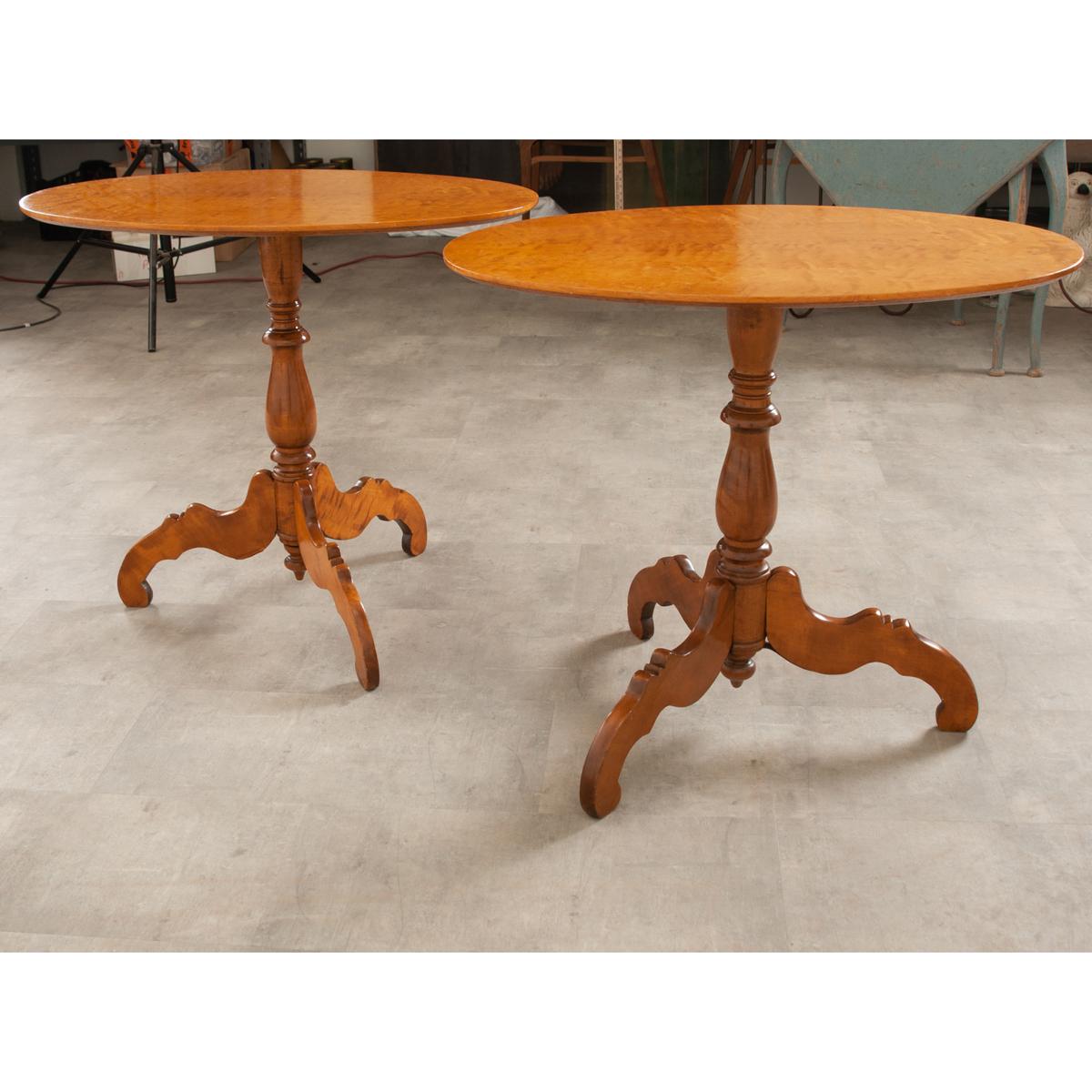 XIXe siècle Paire de tables ovales en bois de satin néerlandais en vente
