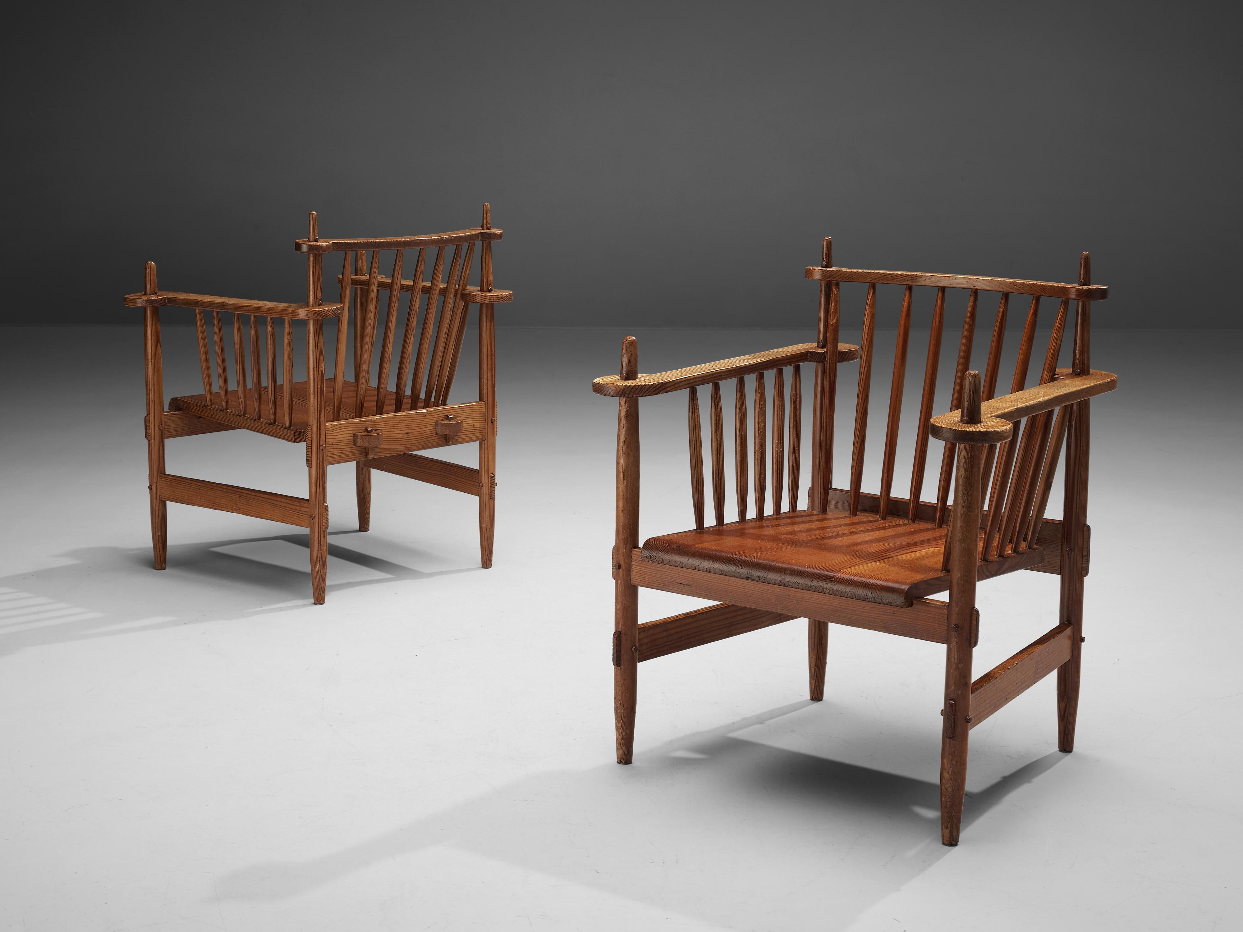 Paar Sessel, Kiefer, Niederlande, 1950er Jahre

Diese Stühle holländischen Ursprungs sind mit großem Geschick konstruiert und verkörpern ein rustikales und doch sehr modernes Gefühl. Das robuste Gestell besteht aus mehreren runden Spindeln, die den