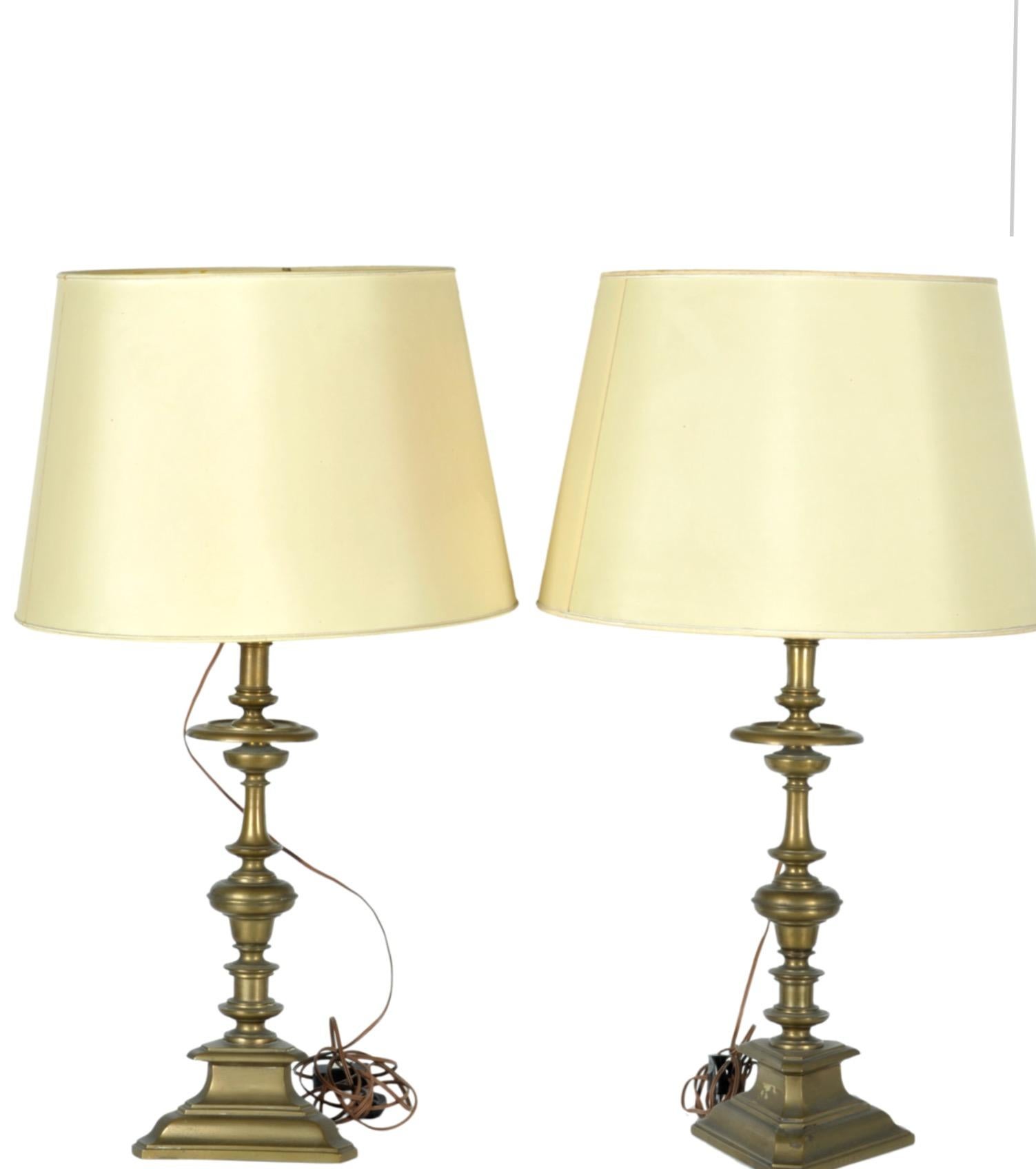 Paire de chandeliers de style néerlandais, 18ème siècle, bronze en vente 3