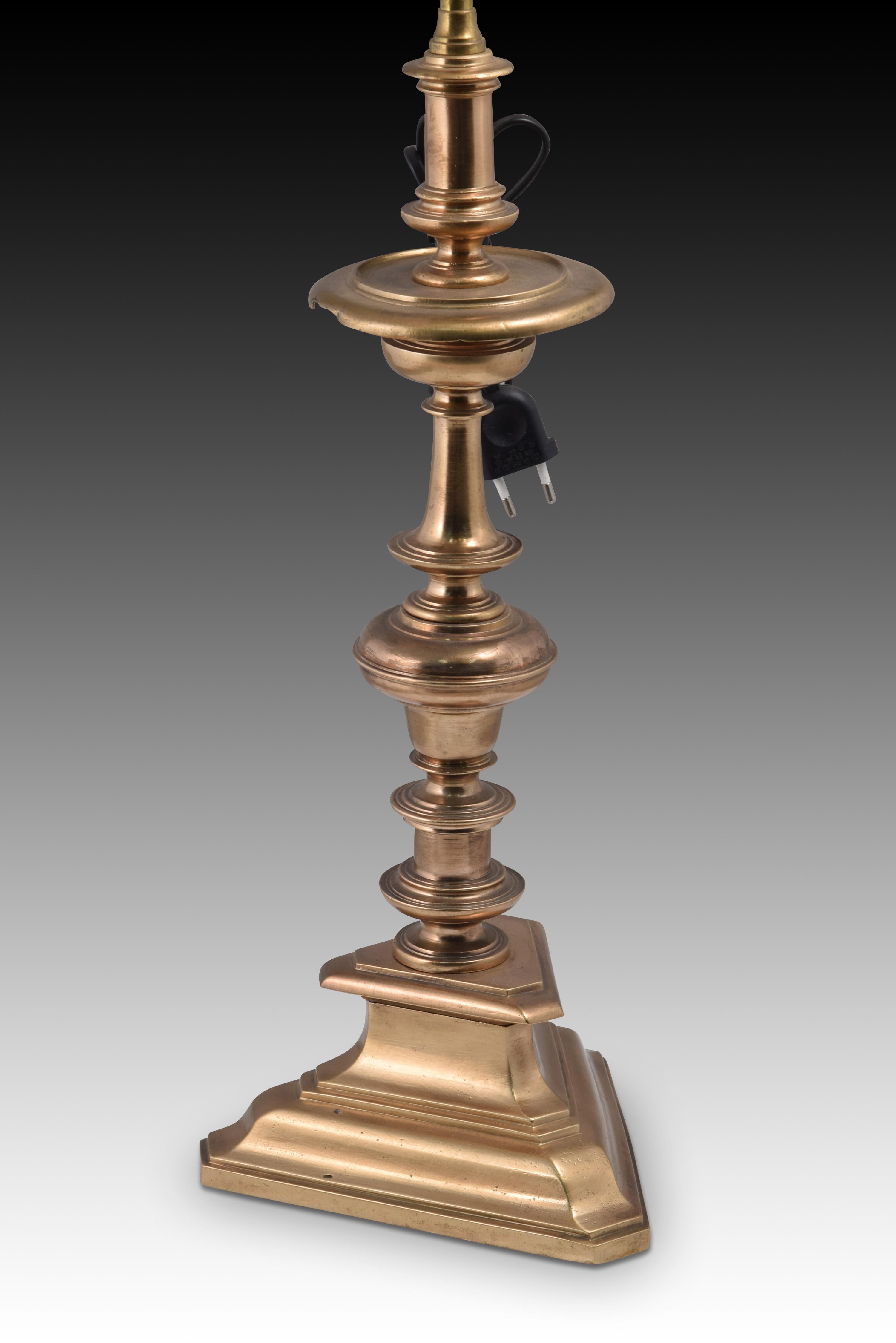 Pair of Dutch style candlesticks. S. XVIII
Bronze. Electrified like lamps.
Pair of Dutch-style candlesticks converted into lamp bases.
They have a turned structure, typical of the refined Baroque.
Size: 55 x 55 x 79 cms.
International Buyers –