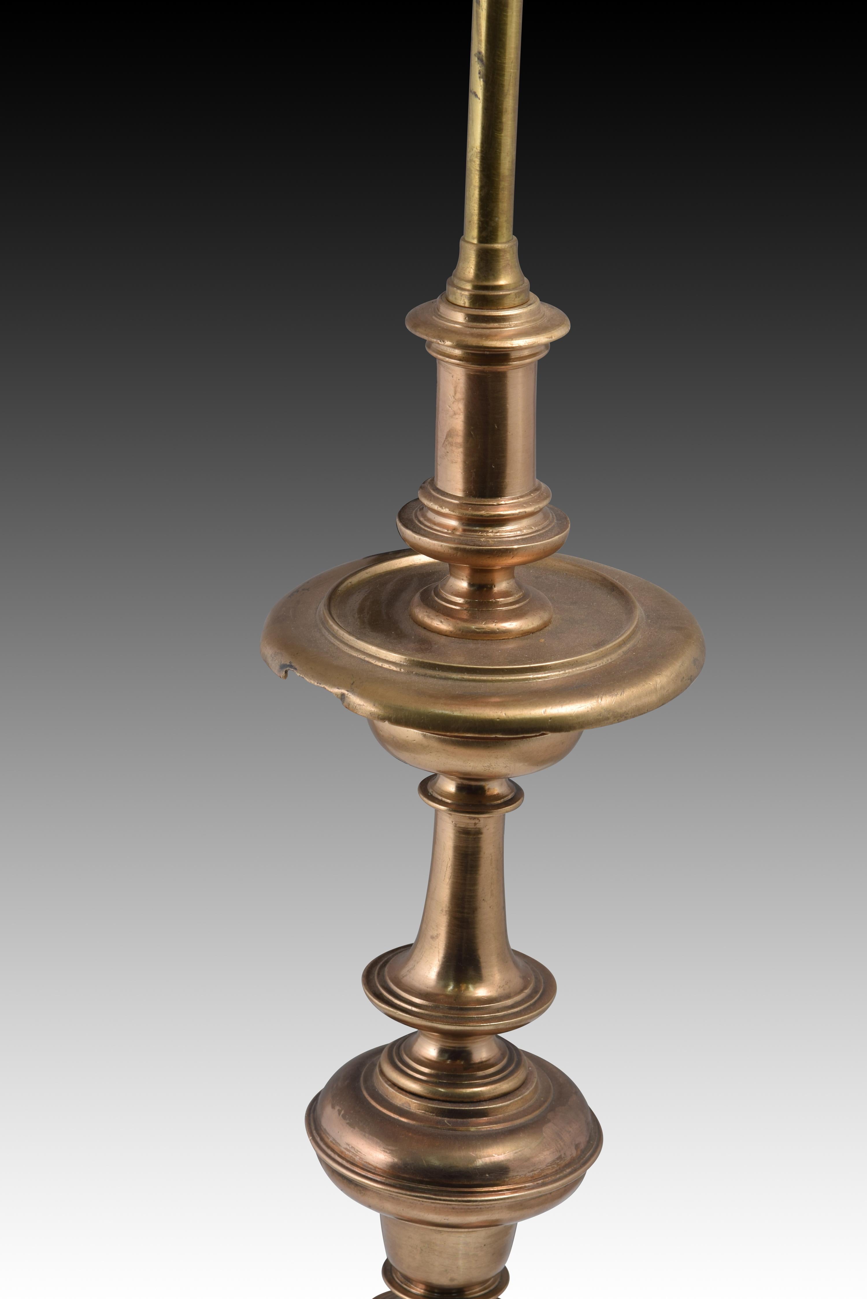 Pair of Dutch Style Candlesticks, 18th Century, Bronze In Good Condition For Sale In Madrid, ES