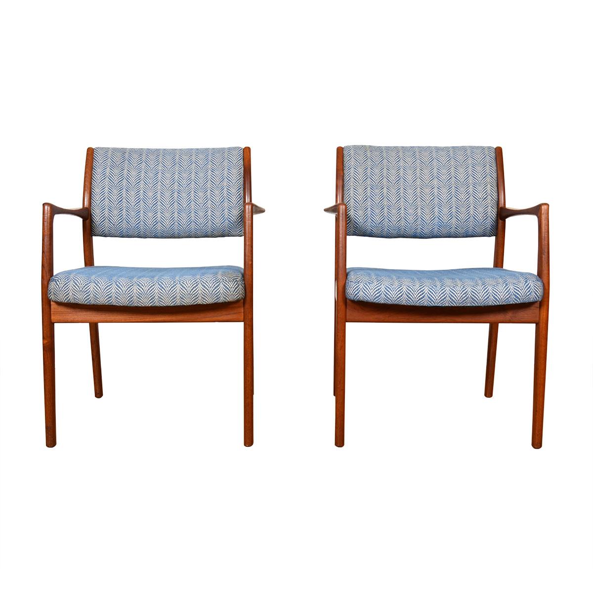 Des lignes gracieuses et agréables constituent le cadre de cette paire de fauteuils modernes suédois. Conçu par Folke Ohlsson pour Dux.

Utilisez-les comme chaises d'appoint dans un salon ou comme chaises 