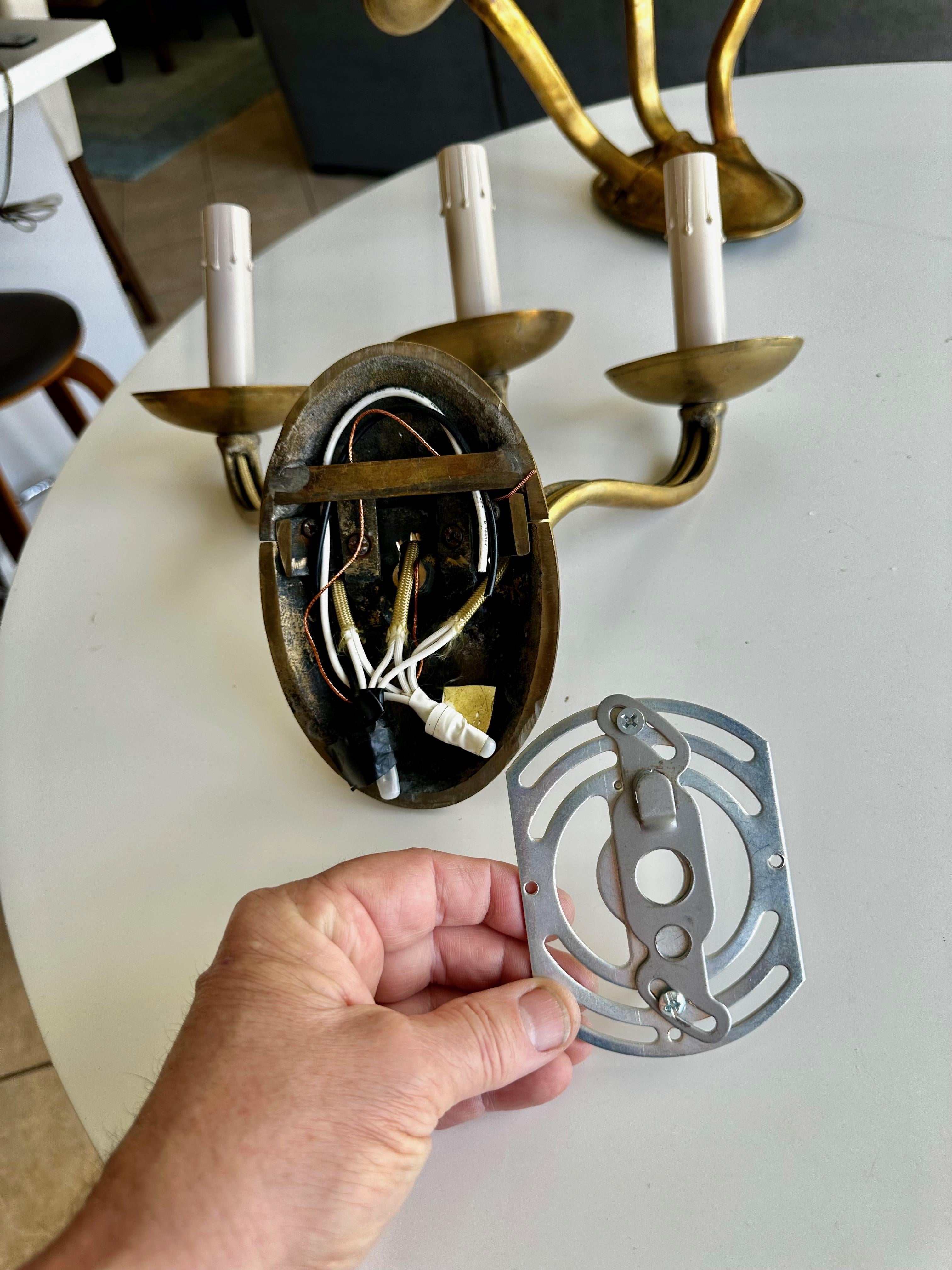 Coppia di E. F. A Caldwell, lampade da parete a tre bracci in ottone in vendita 12