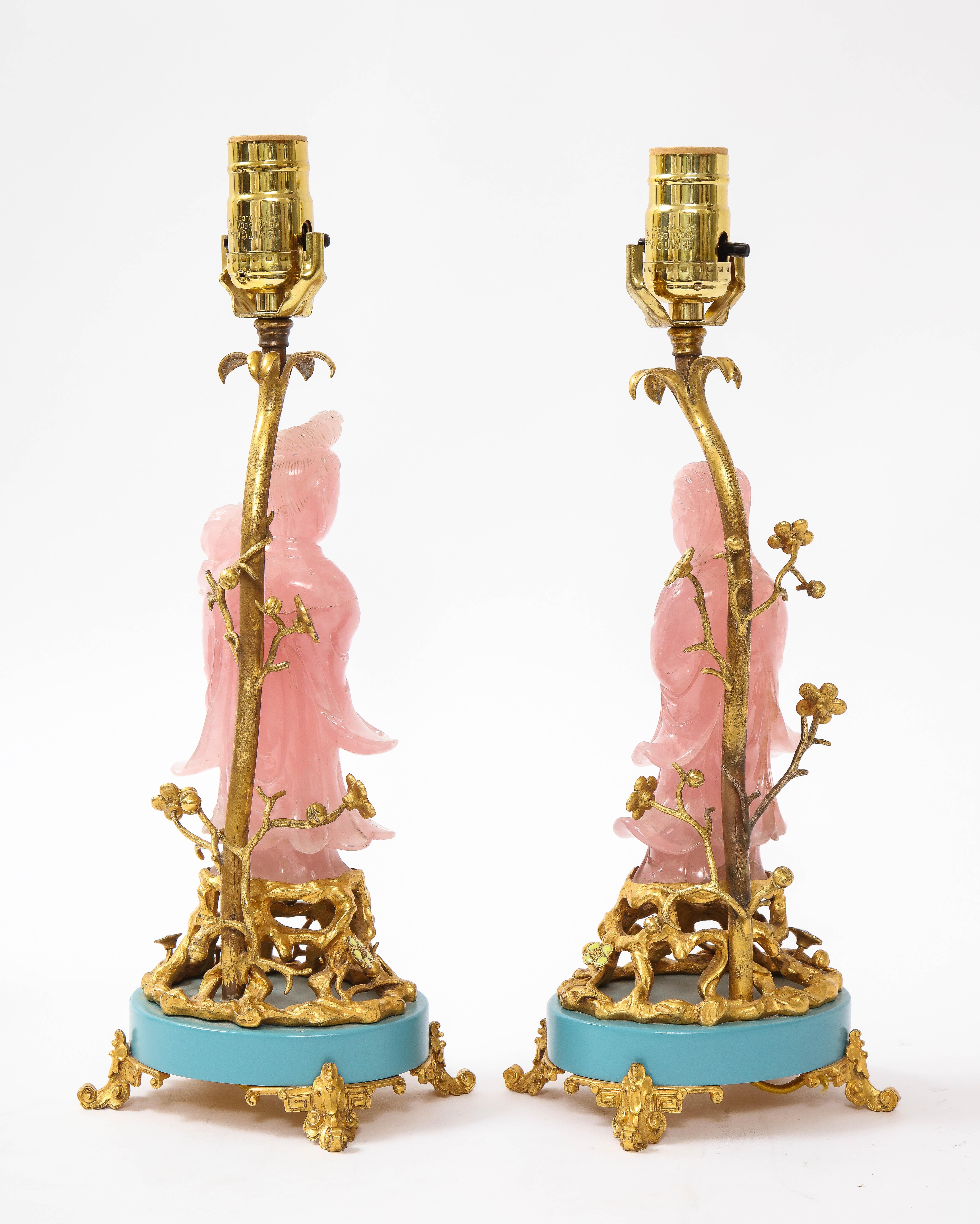 Intagliato a mano Coppia di E. F. A. Caldwell & Co. Dore Bronze Mtd. Lampade intagliate in quarzo rosa e smalto in vendita