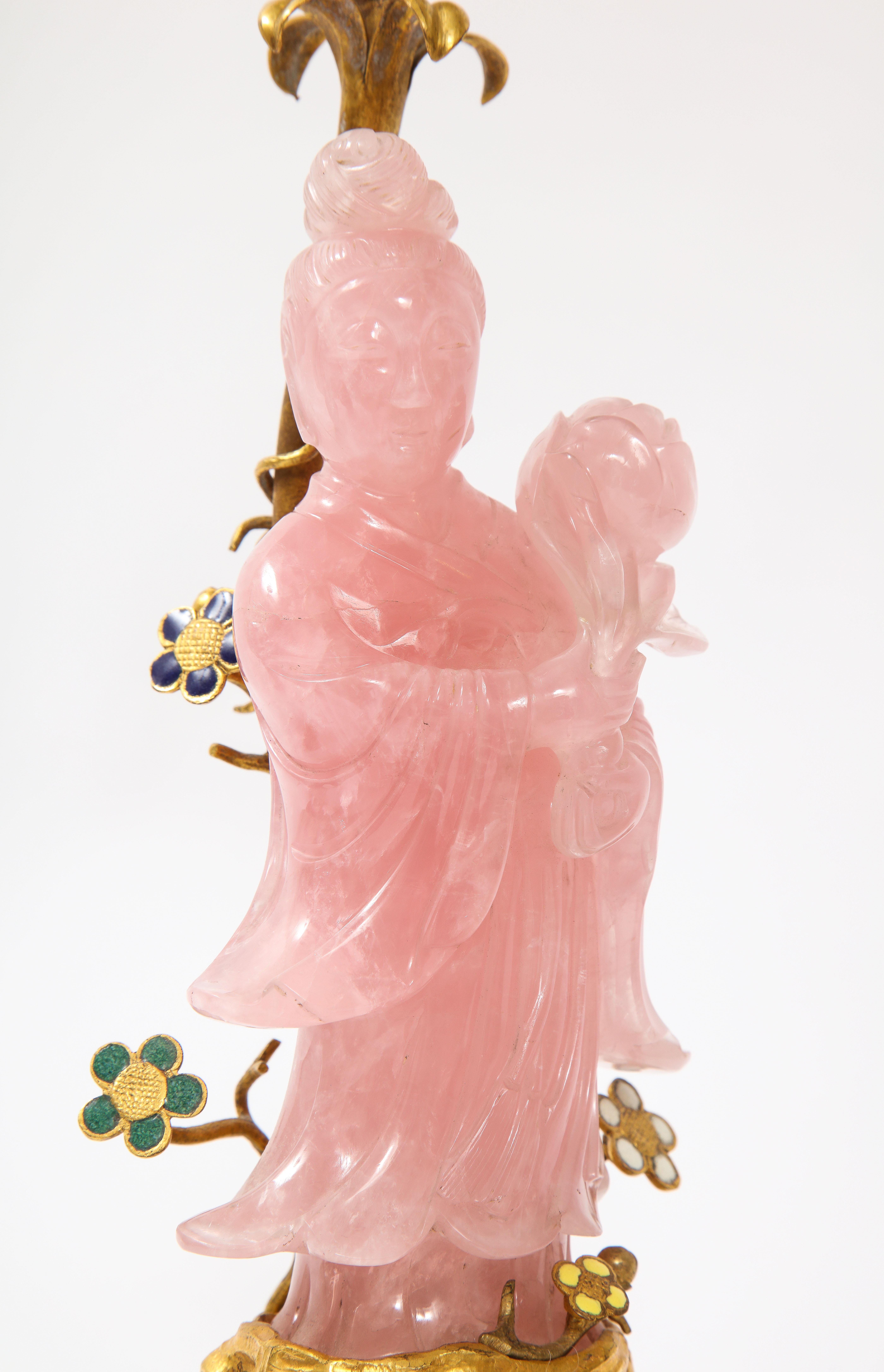 Coppia di E. F. A. Caldwell & Co. Dore Bronze Mtd. Lampade intagliate in quarzo rosa e smalto in vendita 1