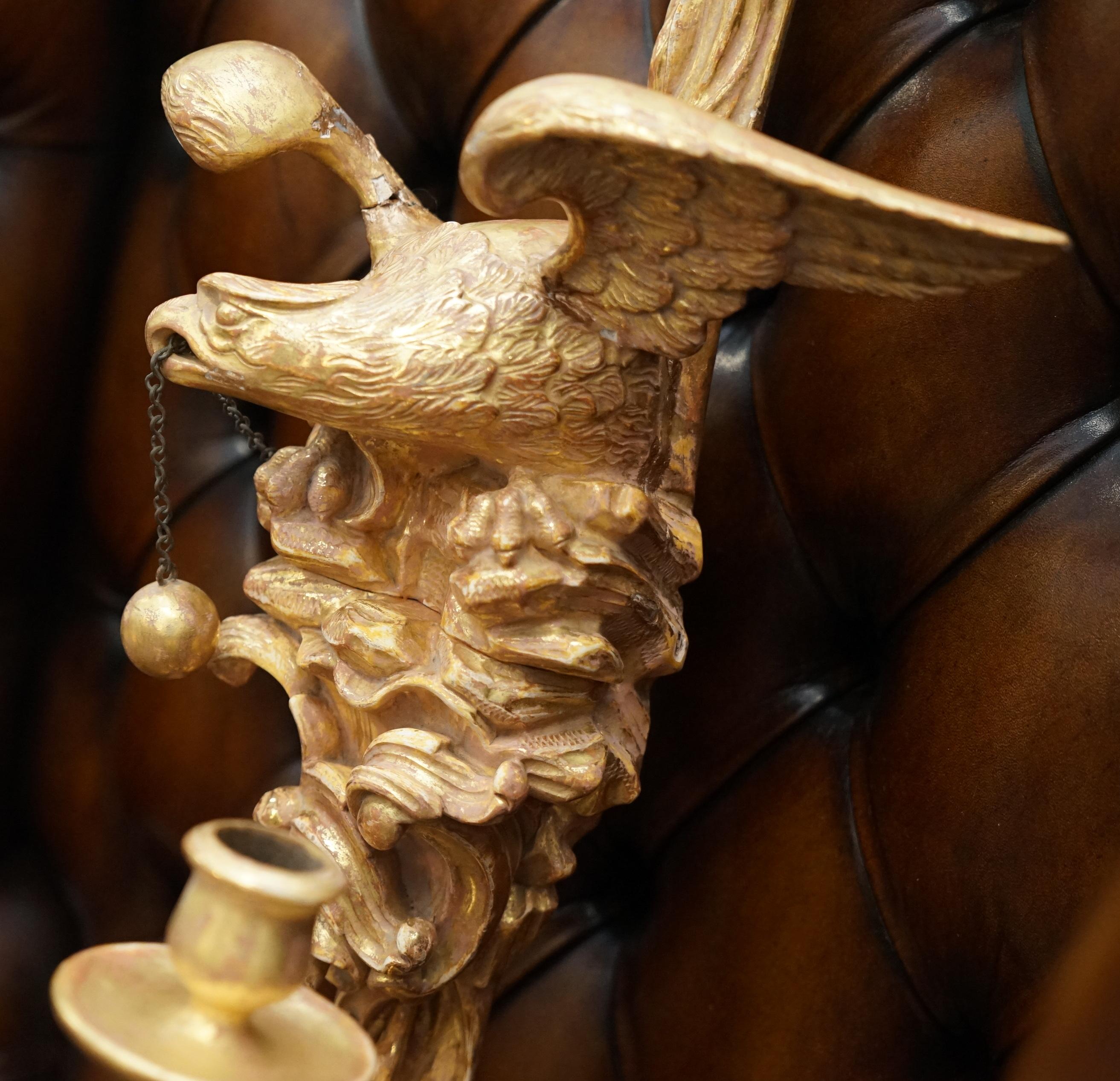 Paire d'appliques murales à deux lumières en bois doré sculpté en forme d'aigle de style Empire Regency État moyen - En vente à West Sussex, Pulborough