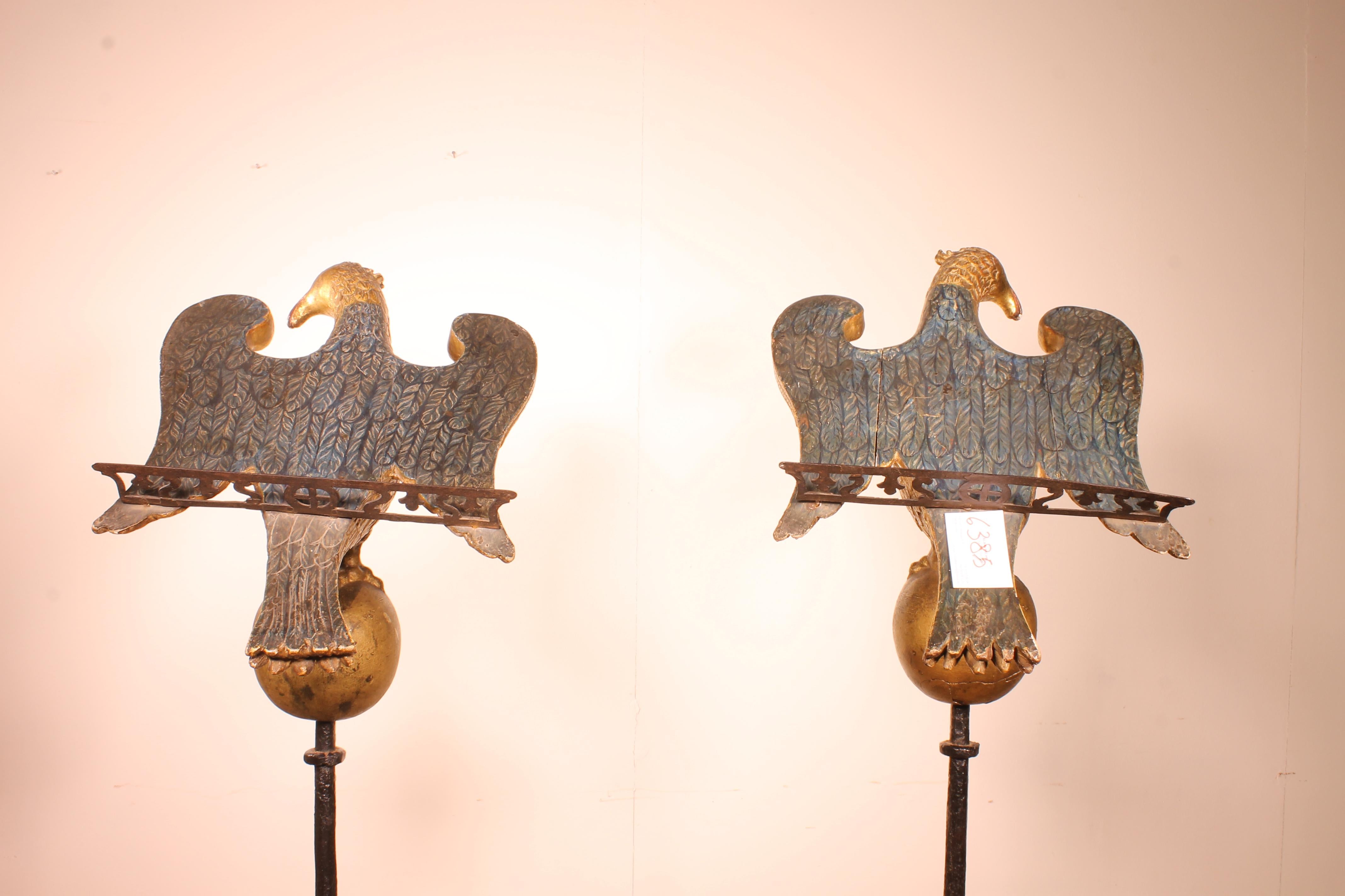Exceptional pair of aigles of the 16th century of Italy 
Superbe pair of wooden sculpted aigles from the Italian Renaissance. Very Fine and delicate sculpture
The pair of eagles served at the time of lectern in a church. 
Fine original polychromy
