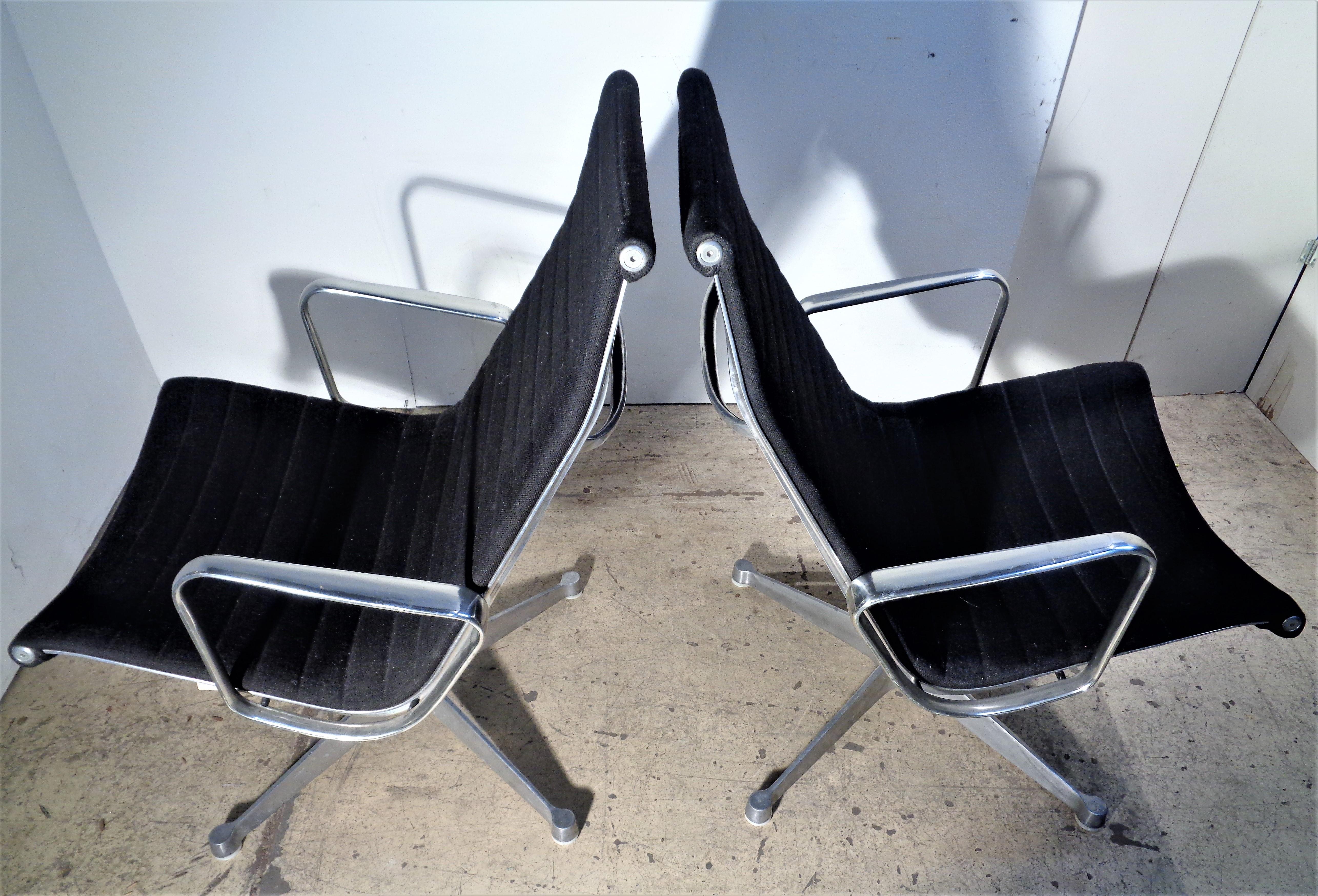 Pair of Eames Aluminum Group Armchairs for Herman Miller, circa 1960-1970 5